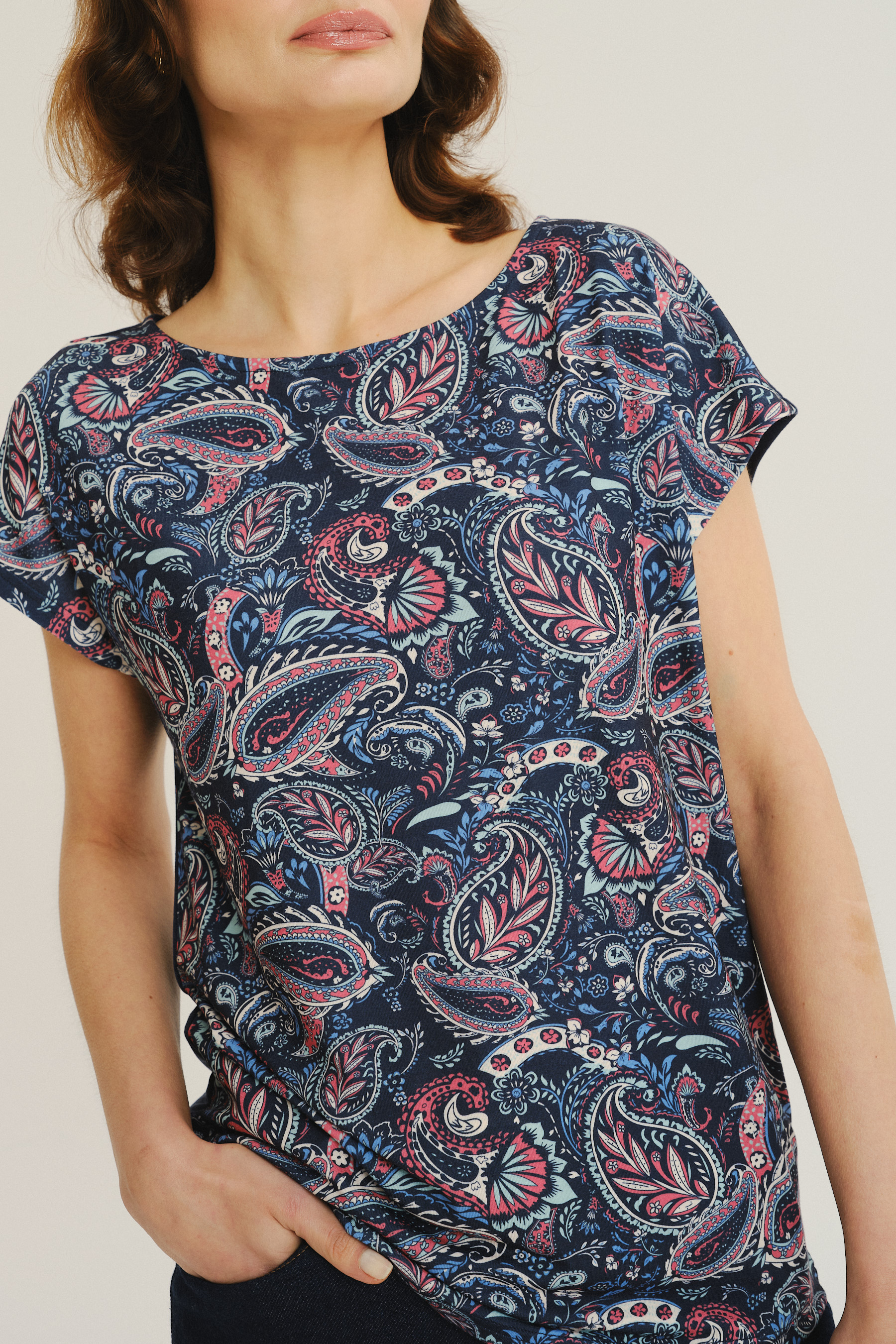Top z nadrukiem typu paisley