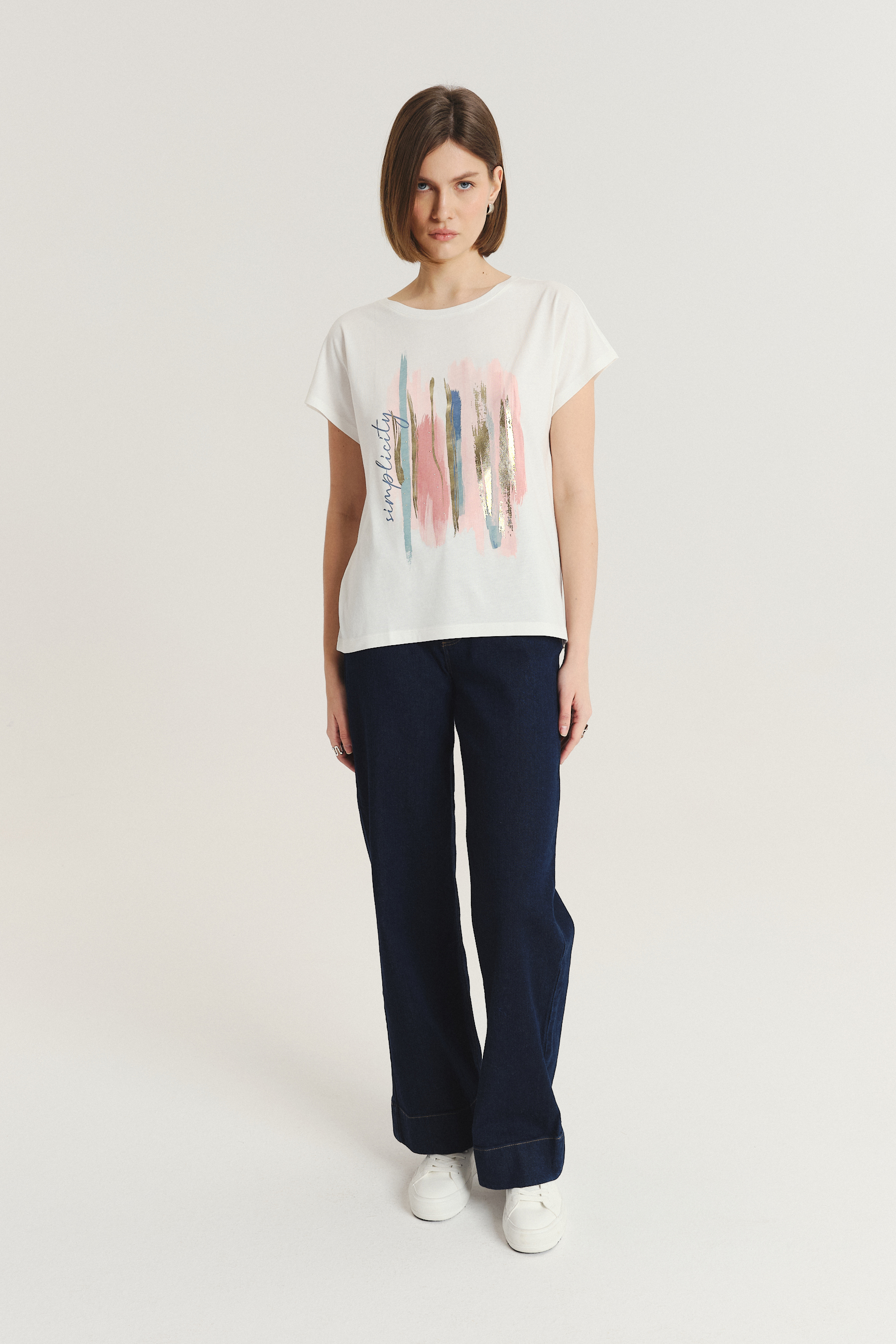Biały t-shirt z kolorową grafiką