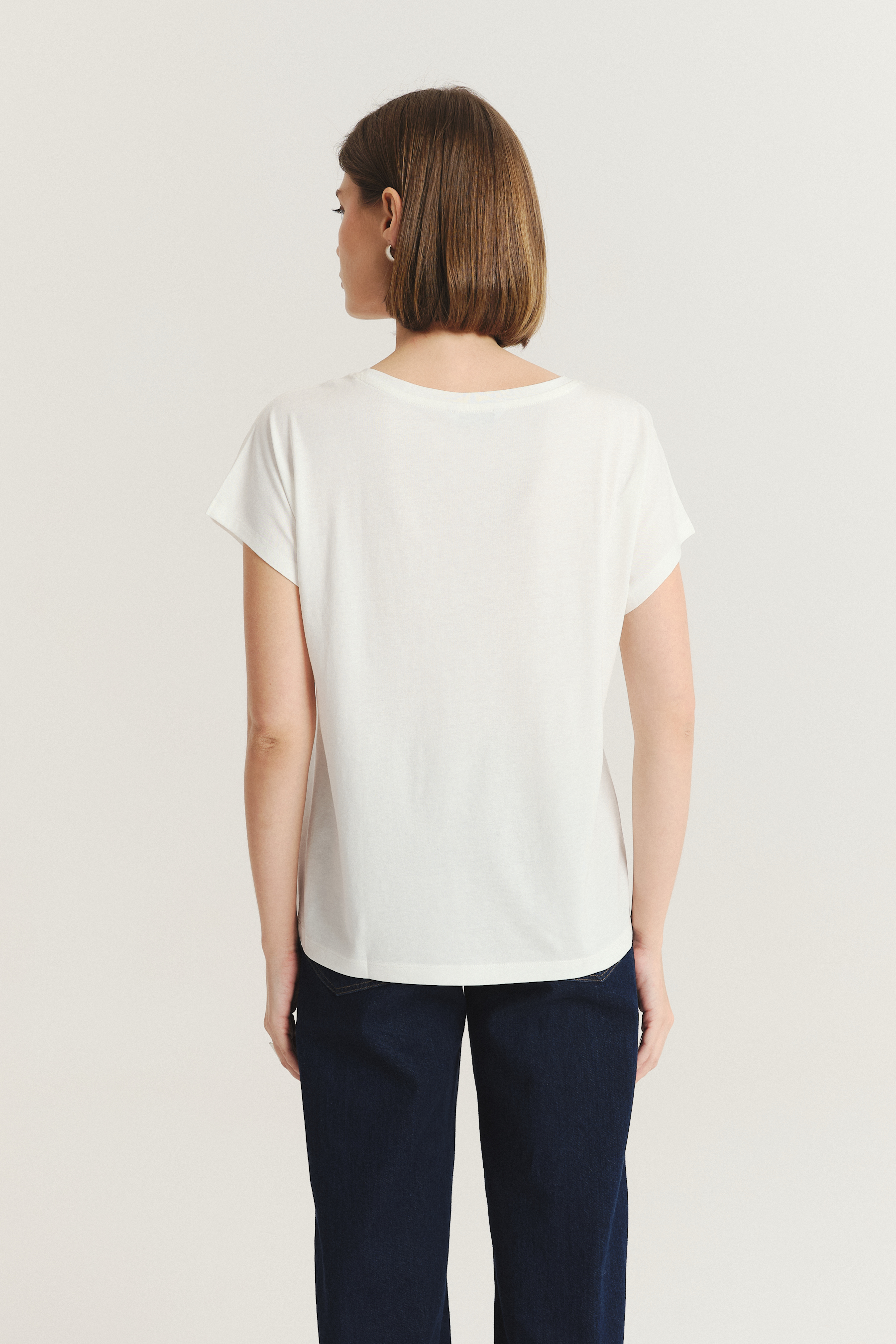 Biały t-shirt z kolorową grafiką