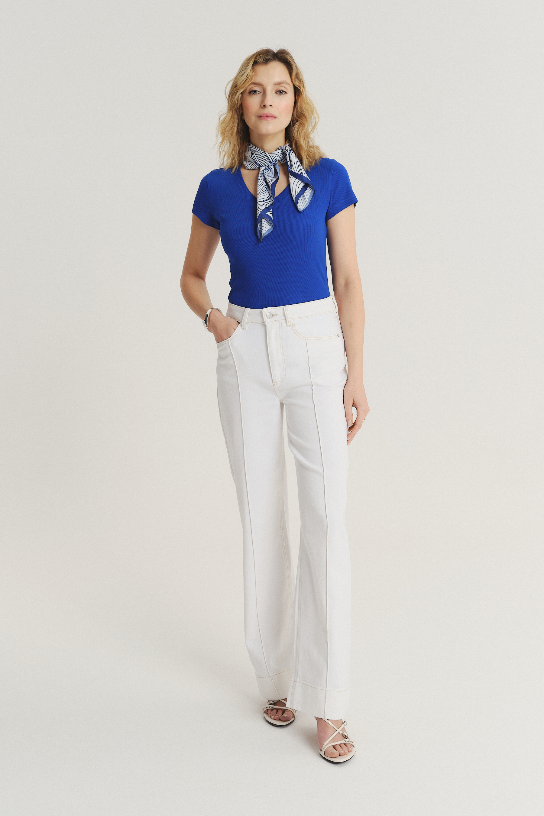 Kobaltowy top w stylu basic