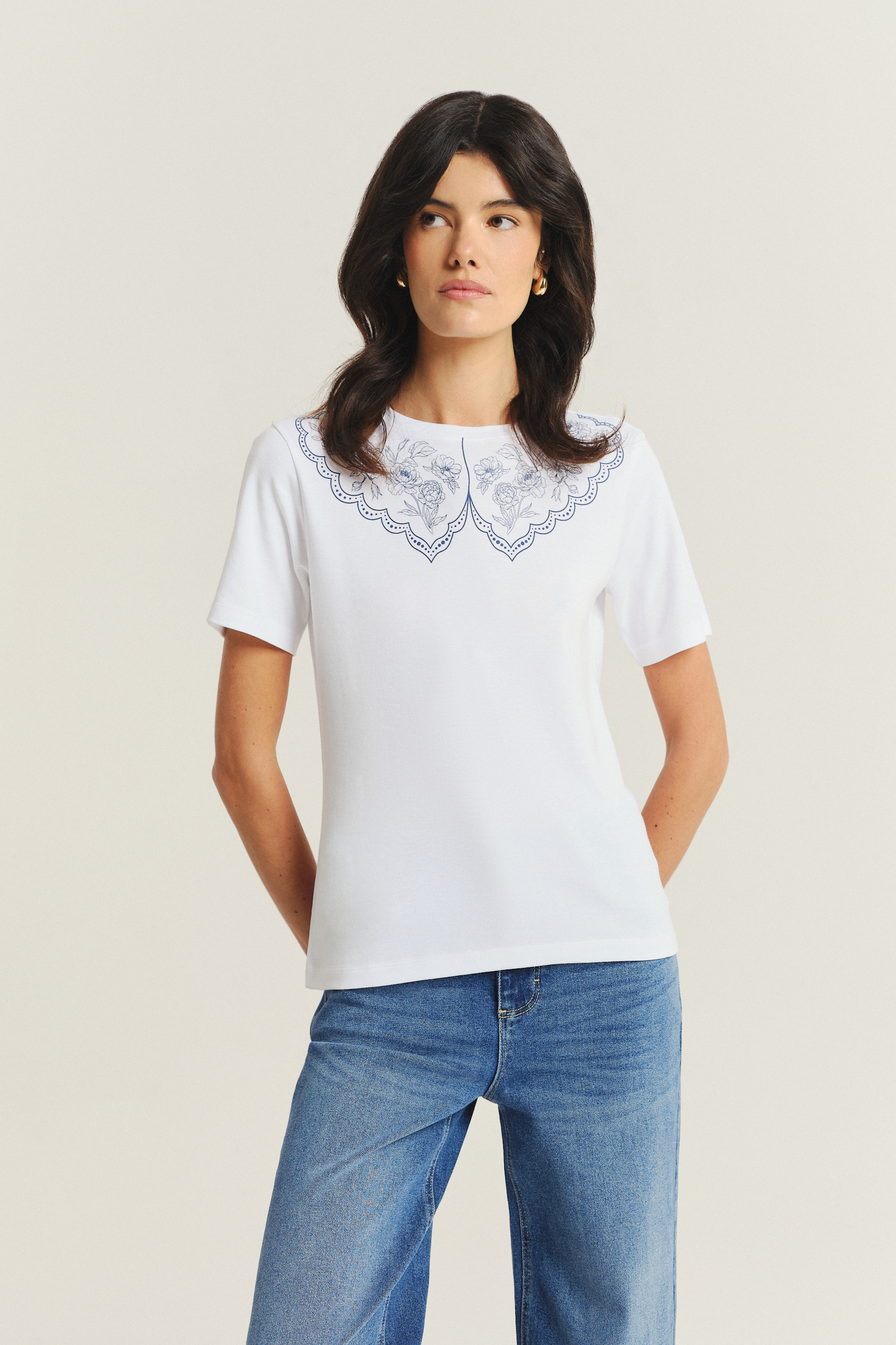 Biały t-shirt z grafiką kołnierzyka