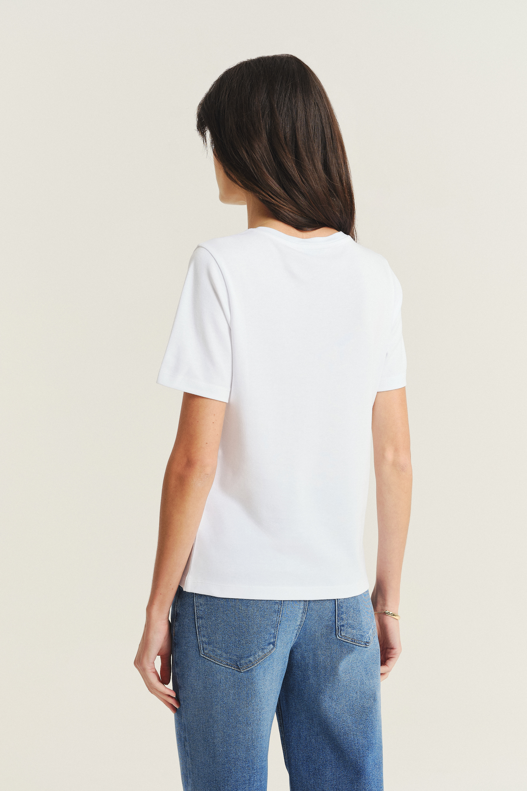 Biały t-shirt z grafiką kołnierzyka