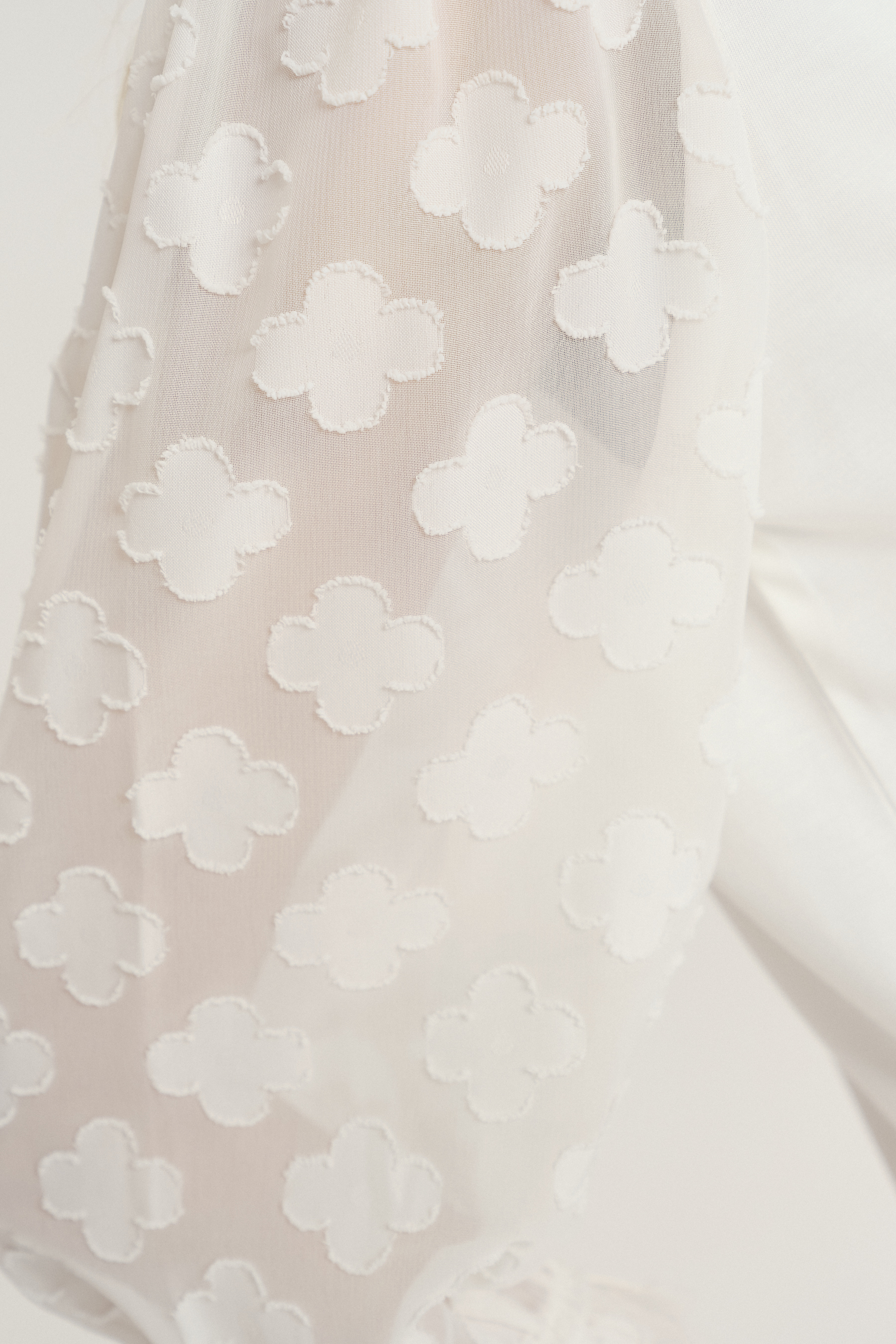 Biały top z efektownymi rękawami