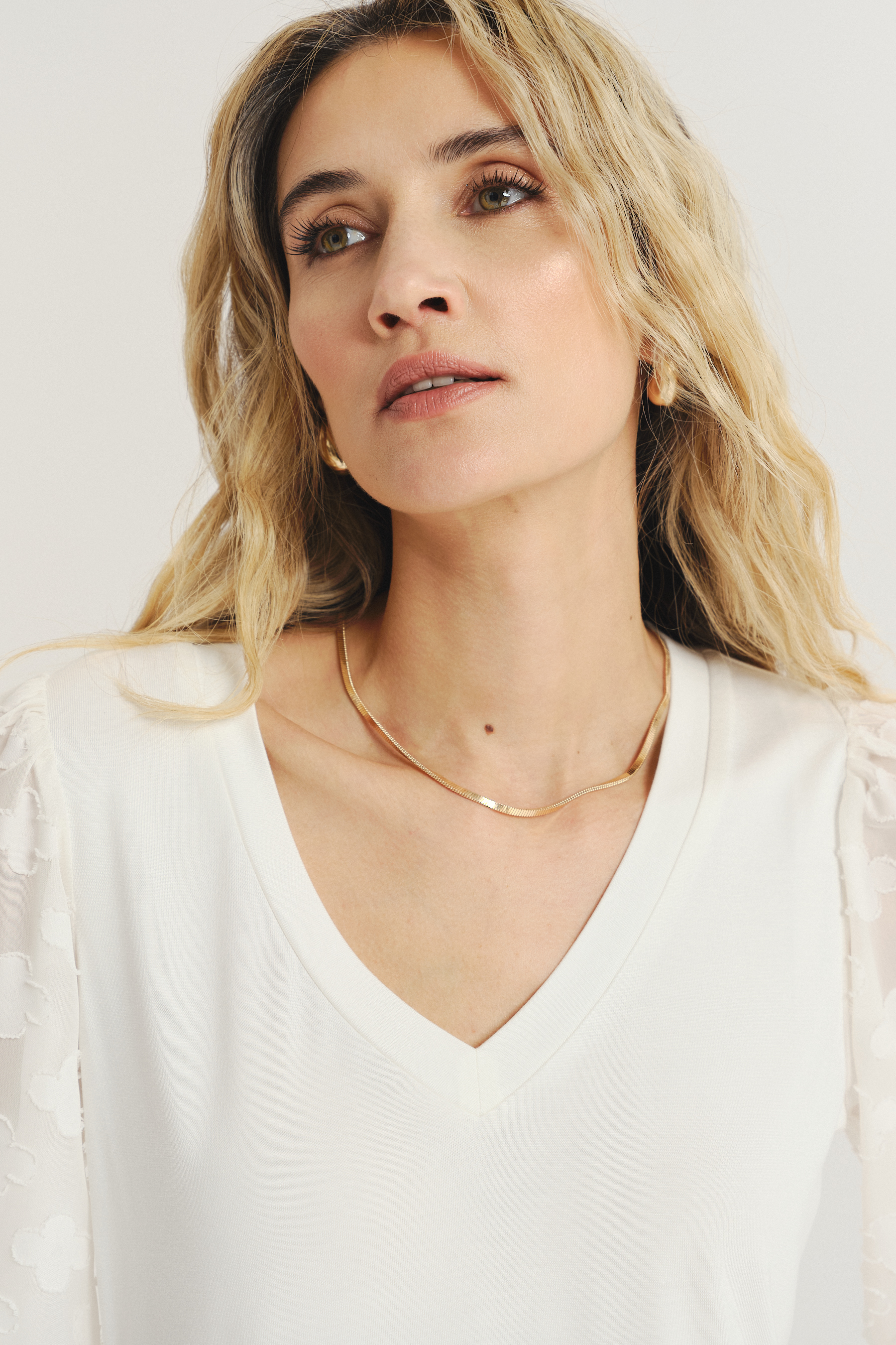 Biały top z efektownymi rękawami