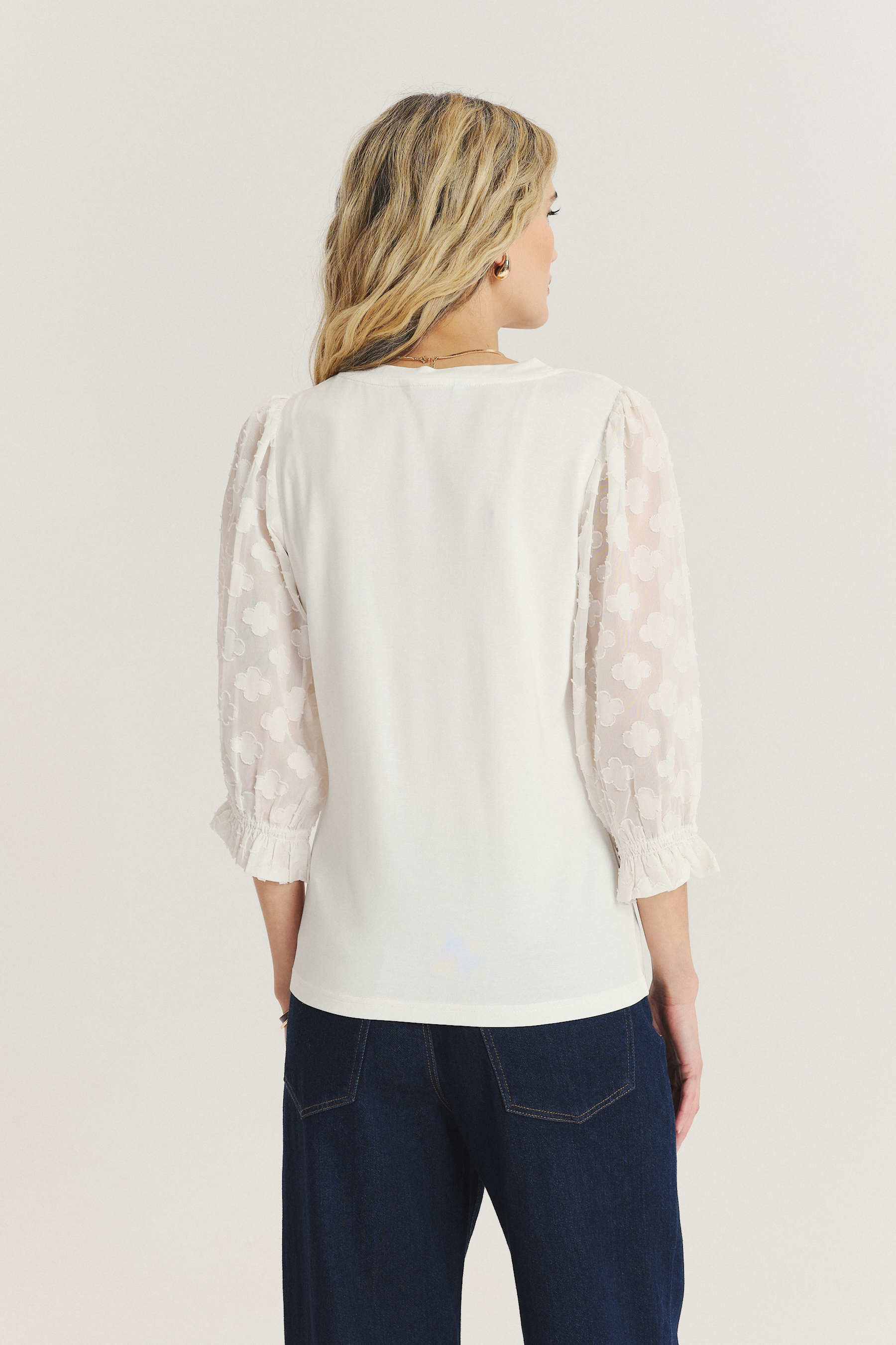 Biały top z efektownymi rękawami
