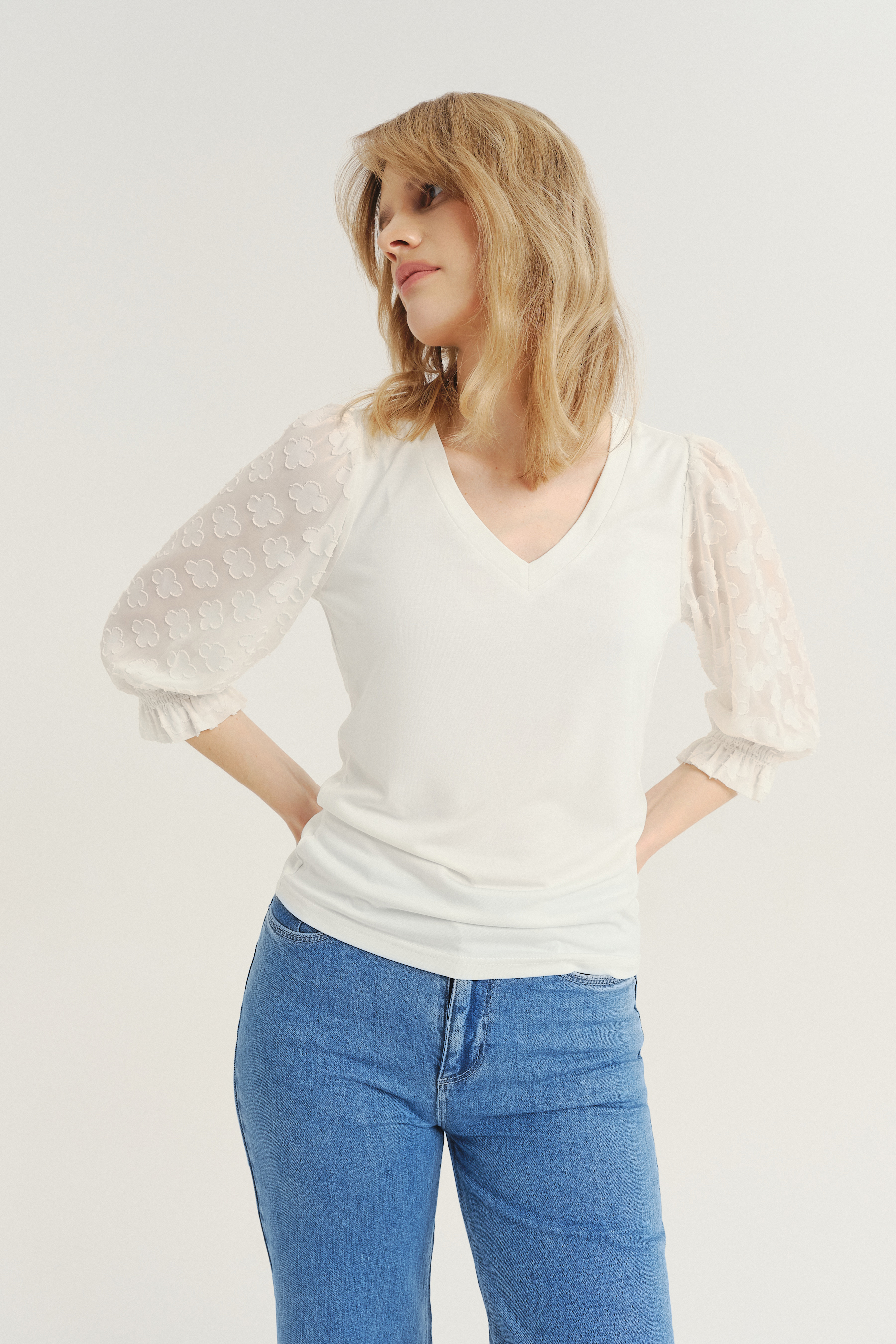 Biały top z efektownymi rękawami