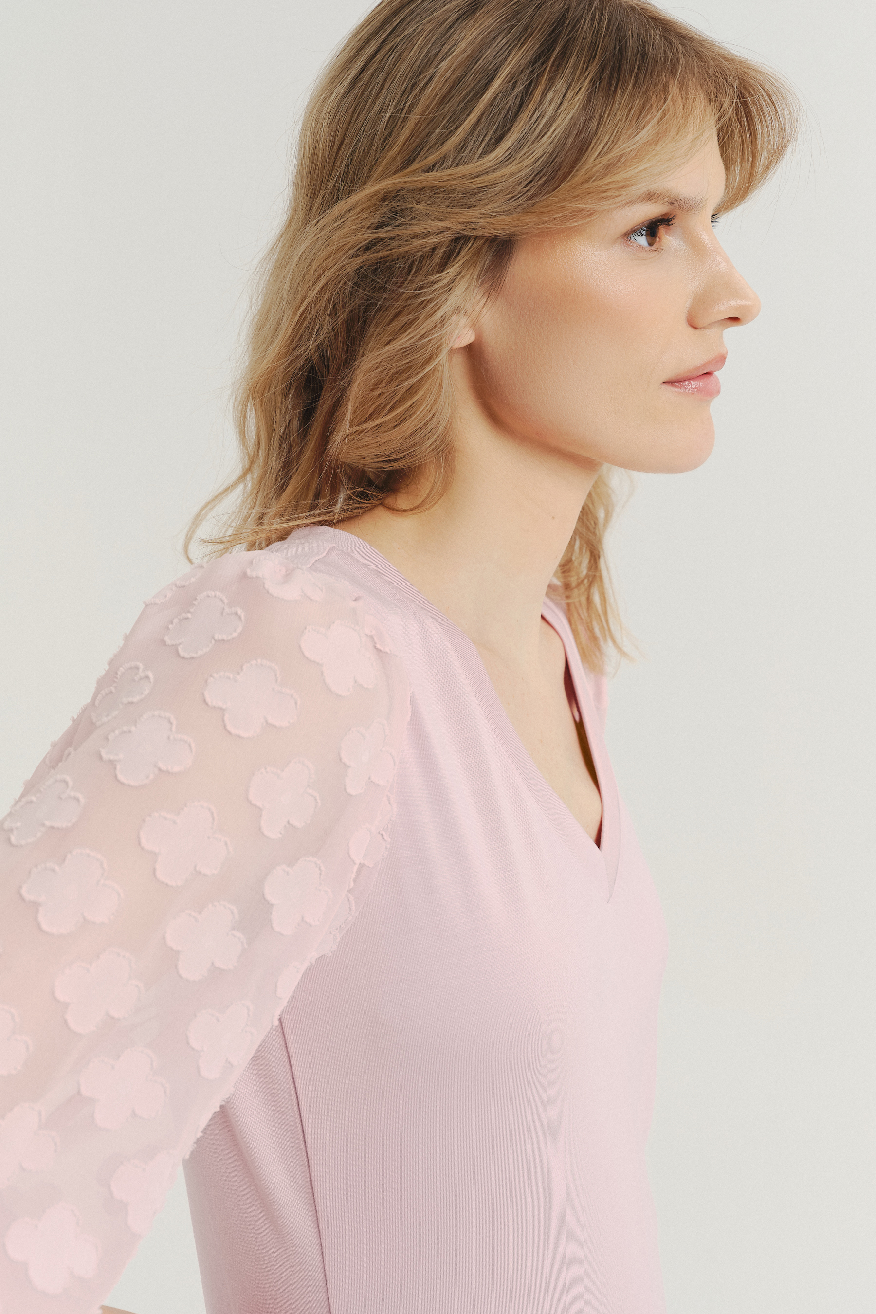 Jasnoróżowy top z efektownymi rękawami