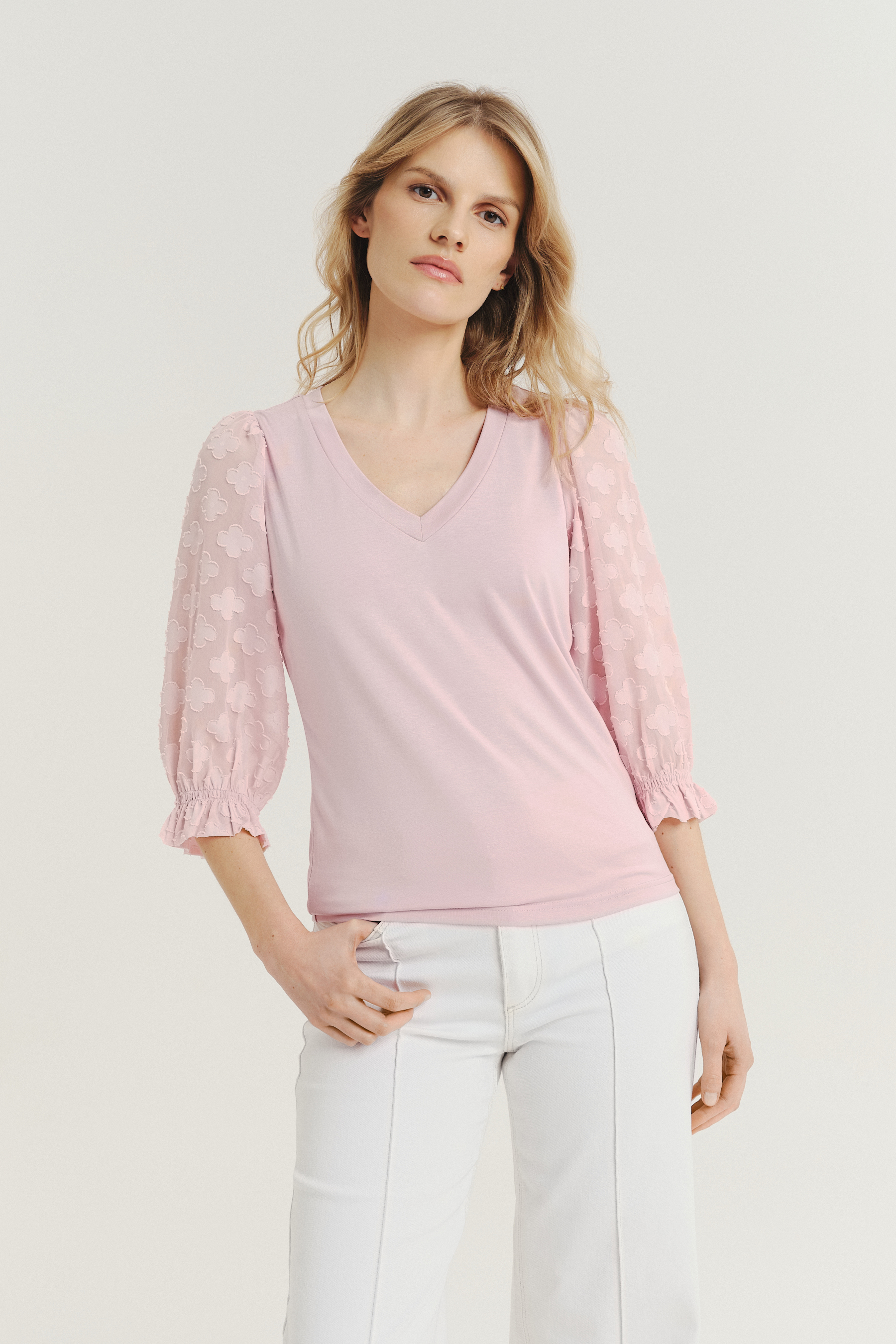 Jasnoróżowy top z efektownymi rękawami