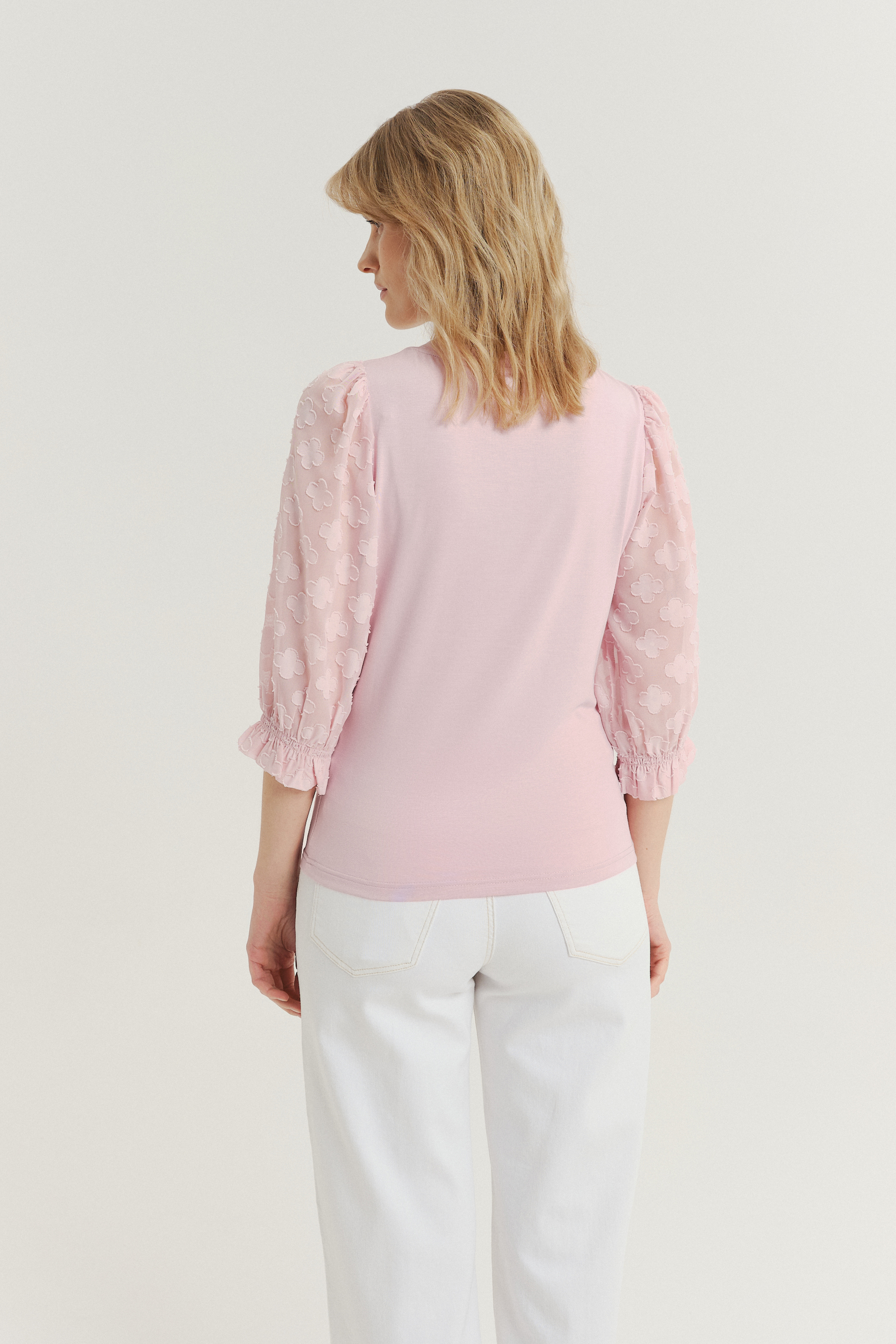 Jasnoróżowy top z efektownymi rękawami