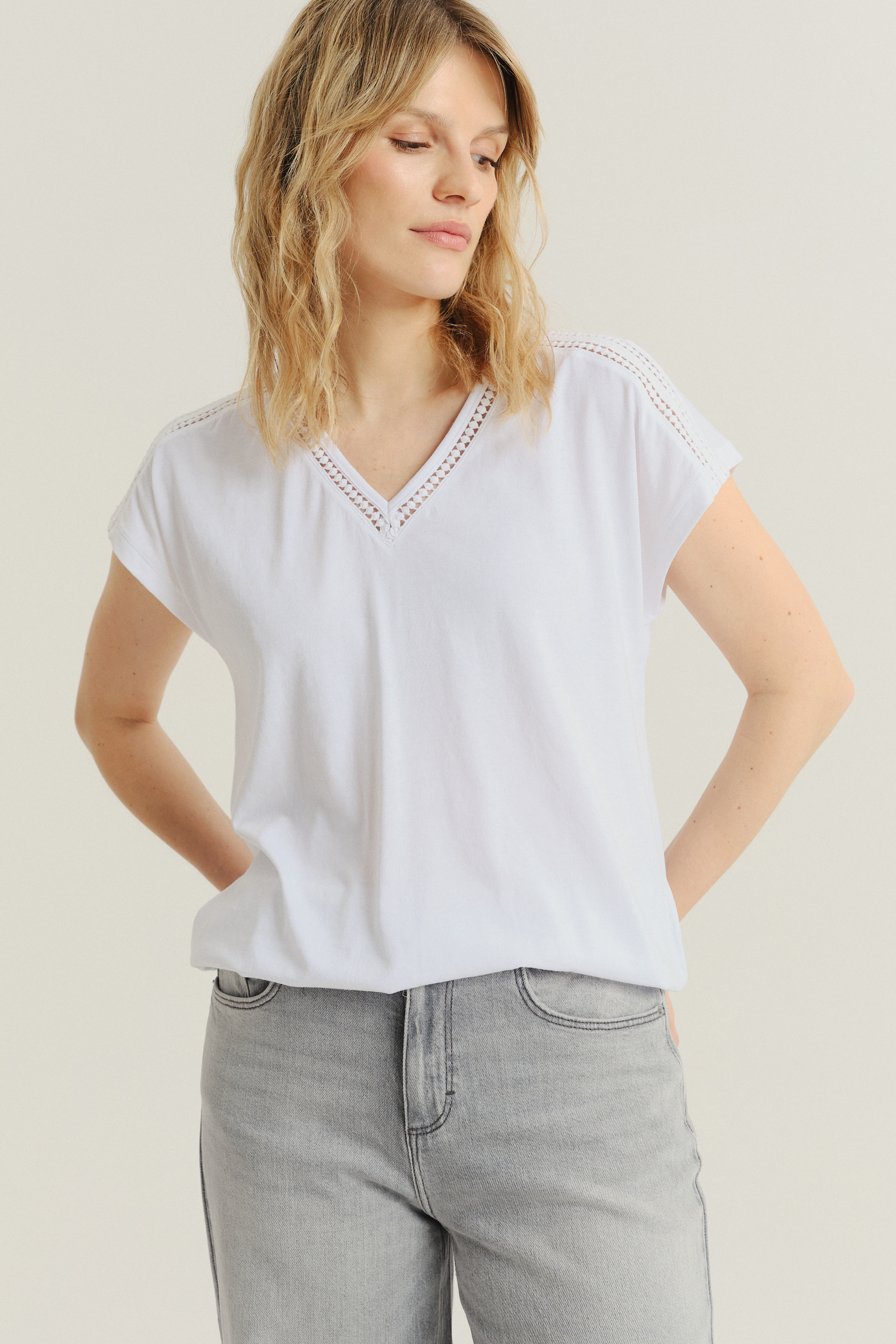 Uniwersalny top w białym kolorze