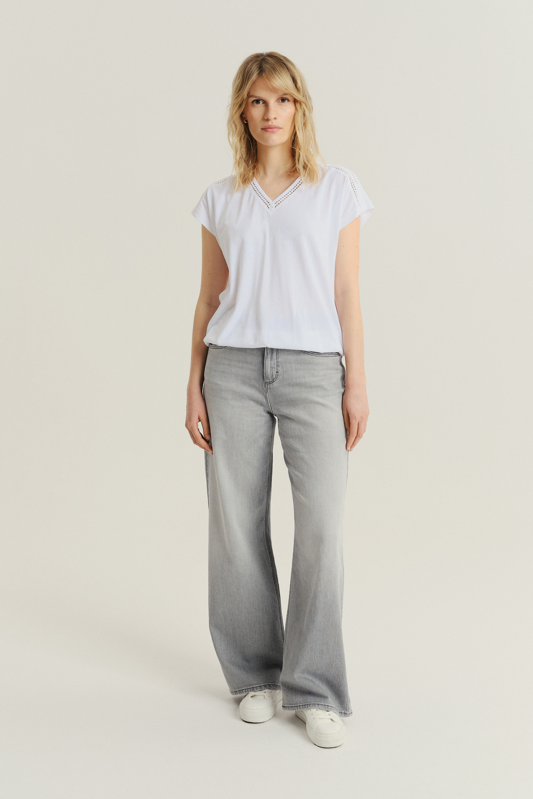 Uniwersalny top w białym kolorze