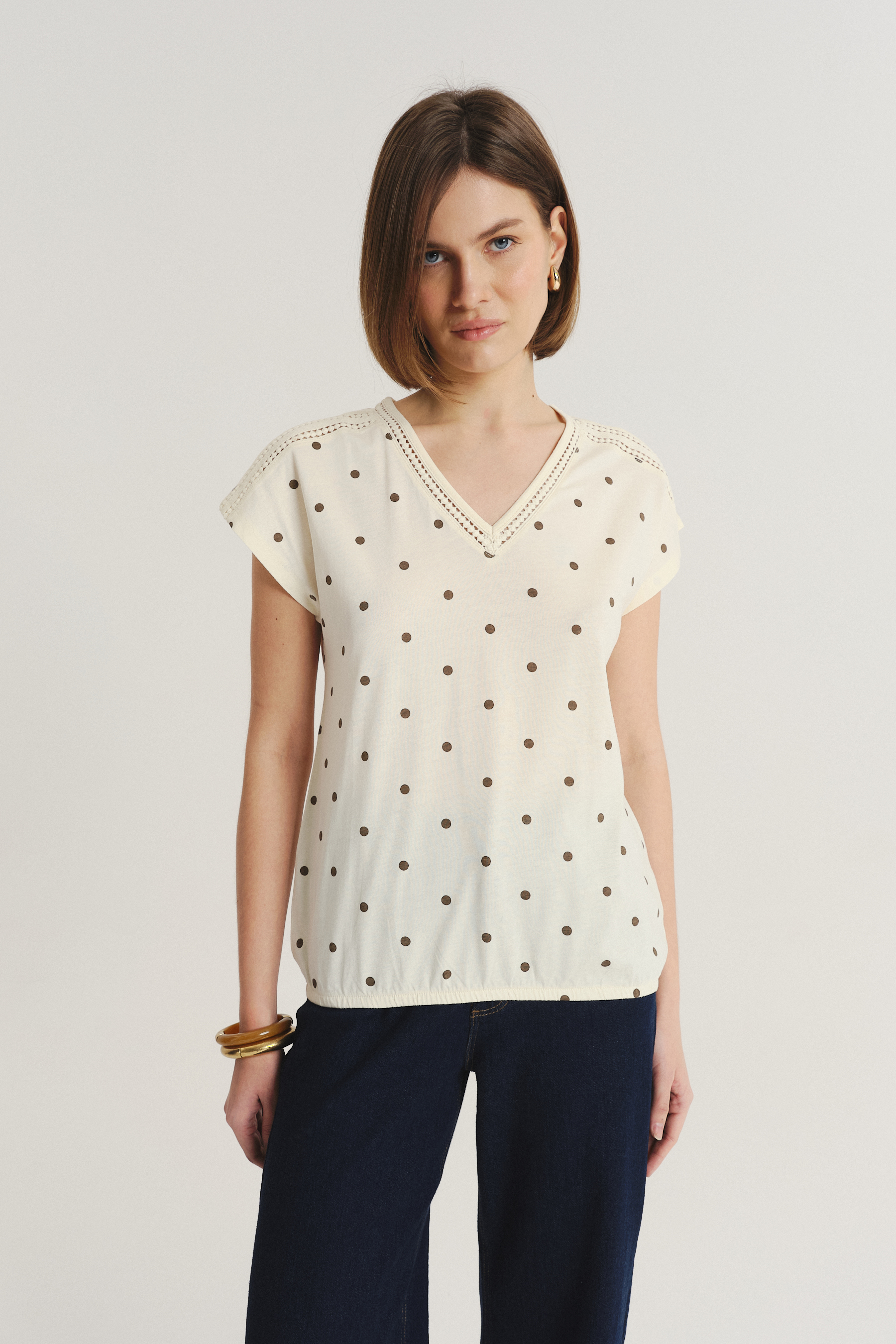 Biały top z nadrukiem w groszki