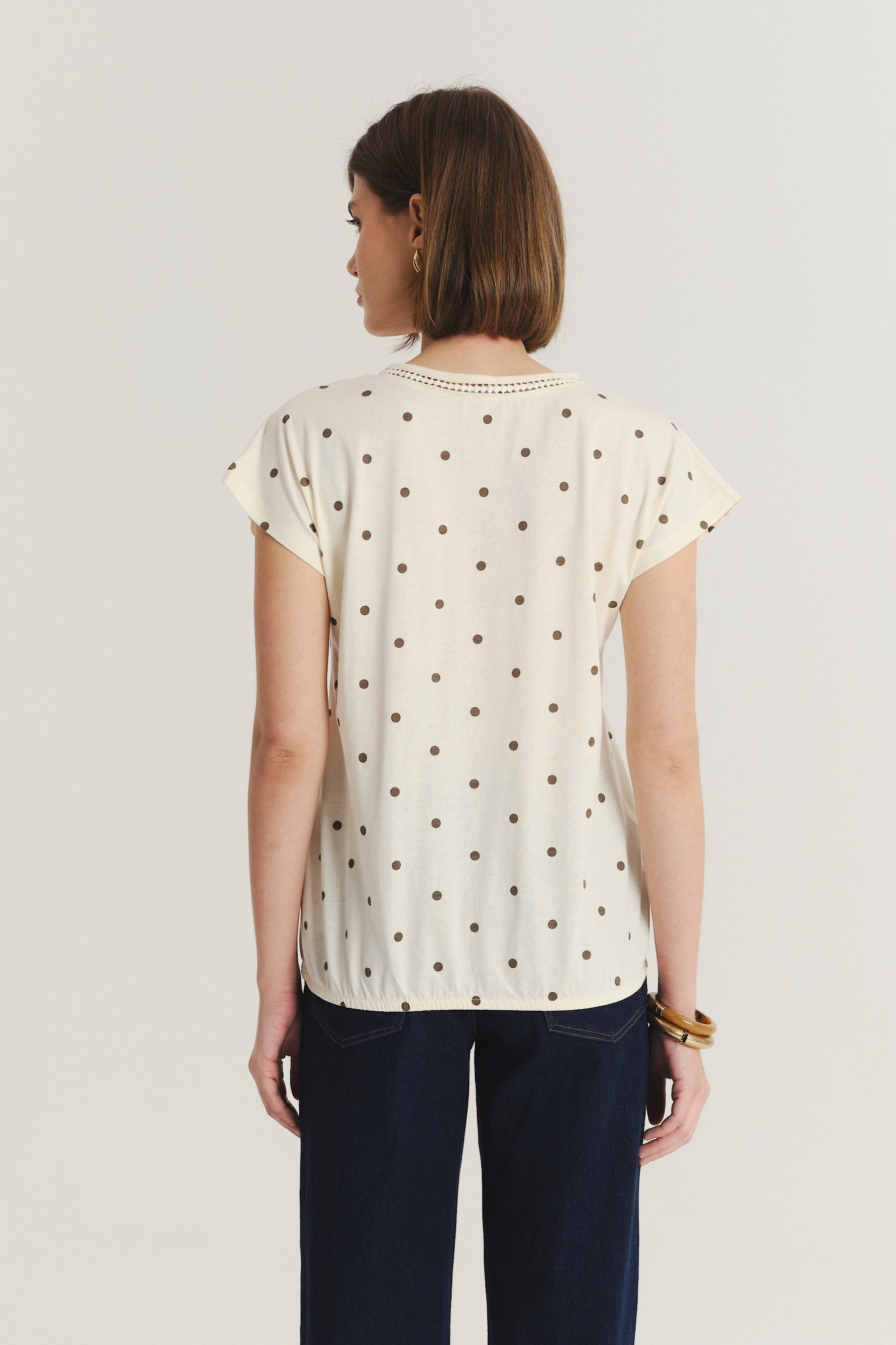 Biały top z nadrukiem w groszki