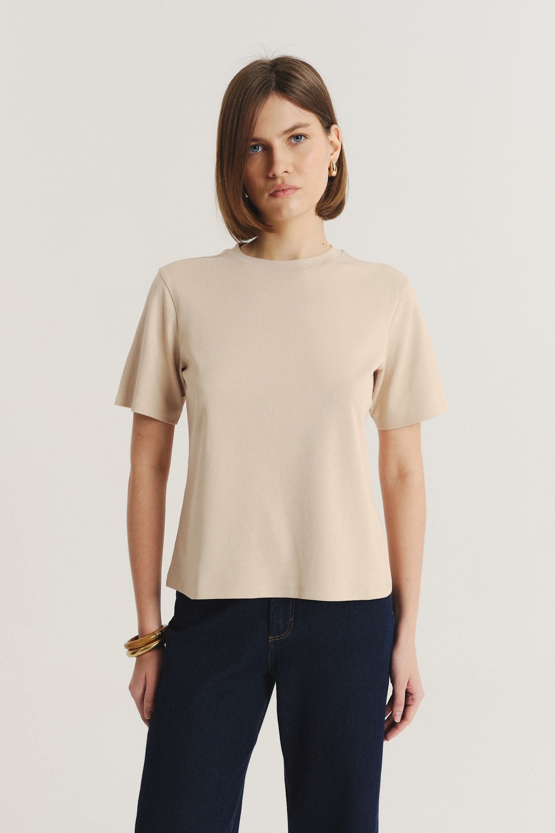 Beżowy t-shirt w stylu basic