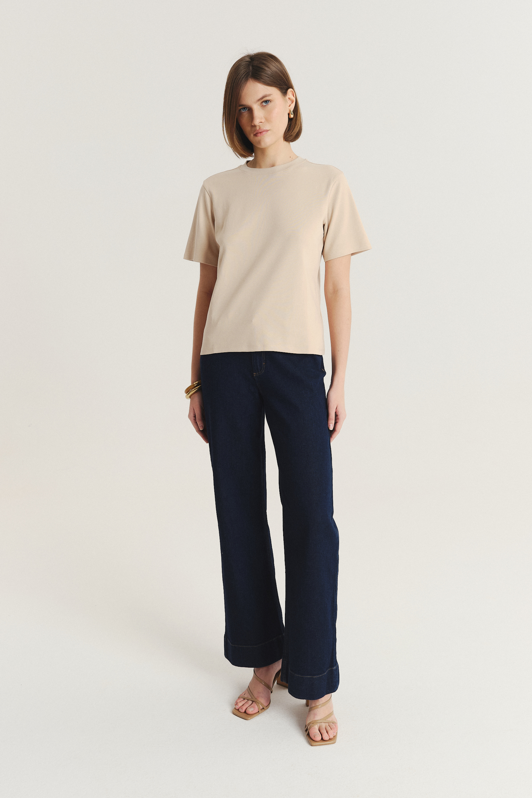 Beżowy t-shirt w stylu basic