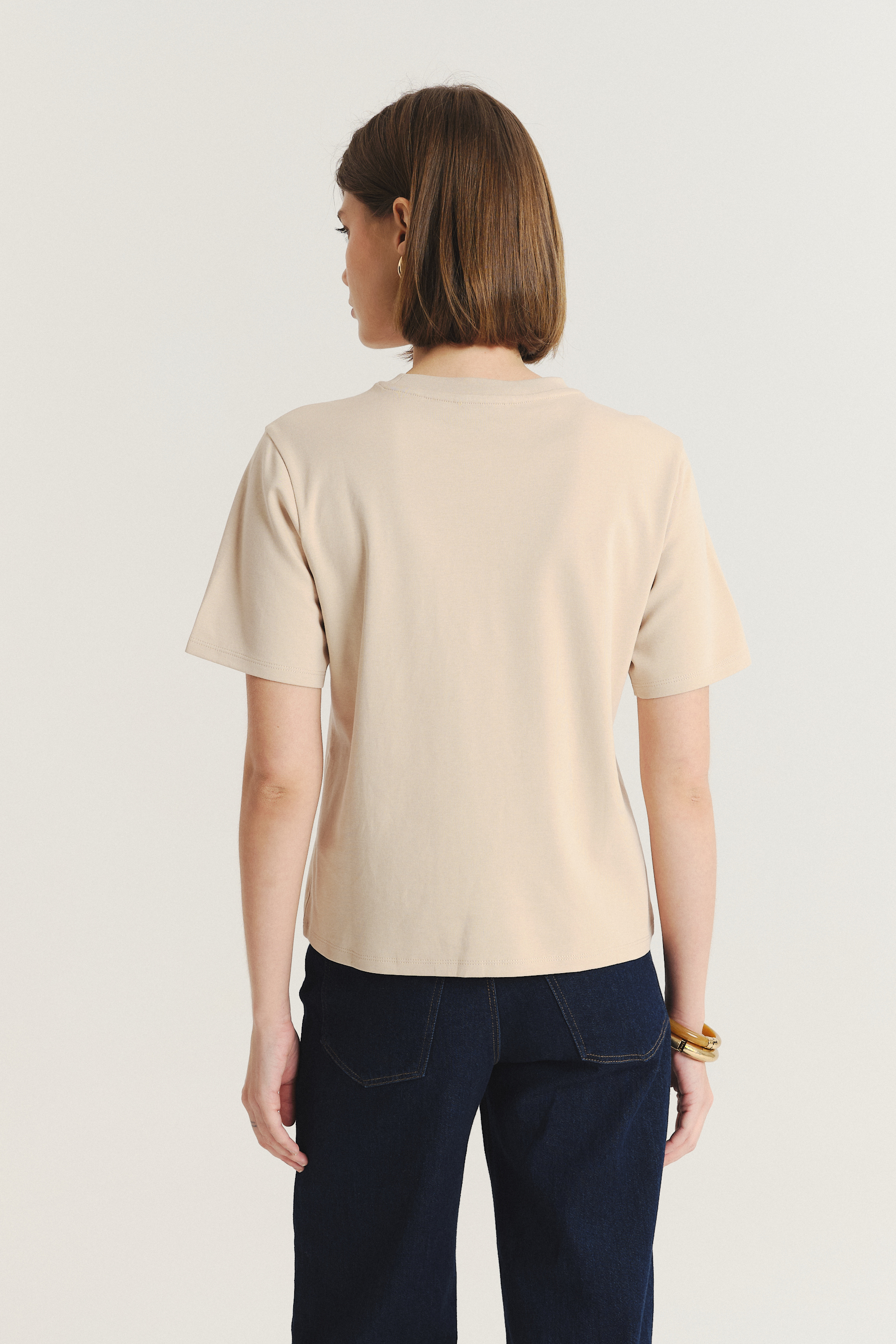 Beżowy t-shirt w stylu basic