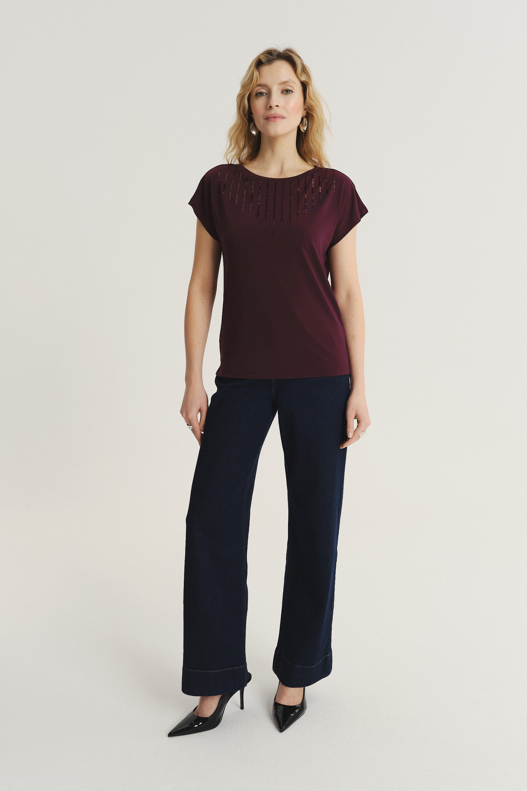 Ciemnofioletowy top z efektowną aplikacją z cekinów