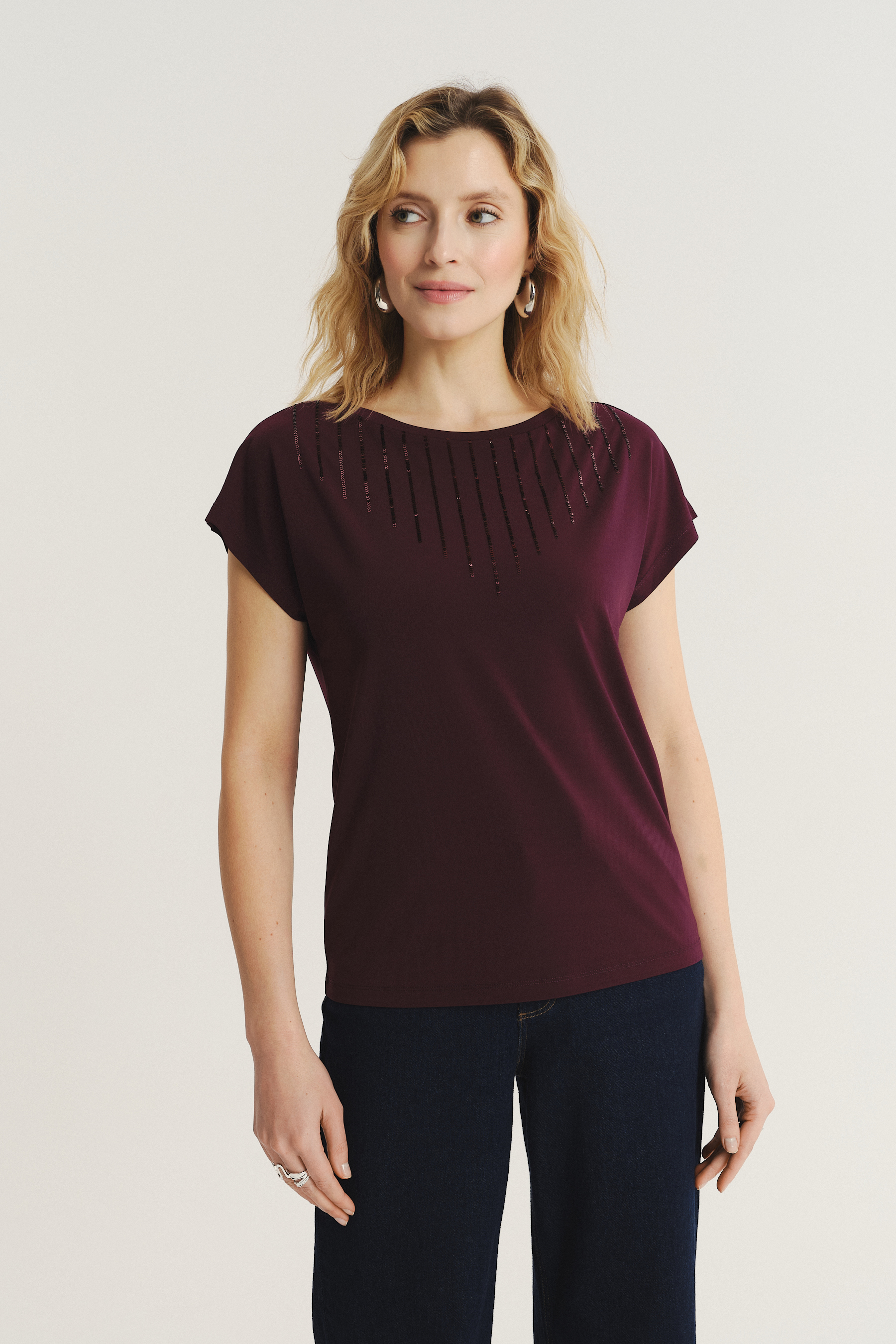 Ciemnofioletowy top z efektowną aplikacją z cekinów