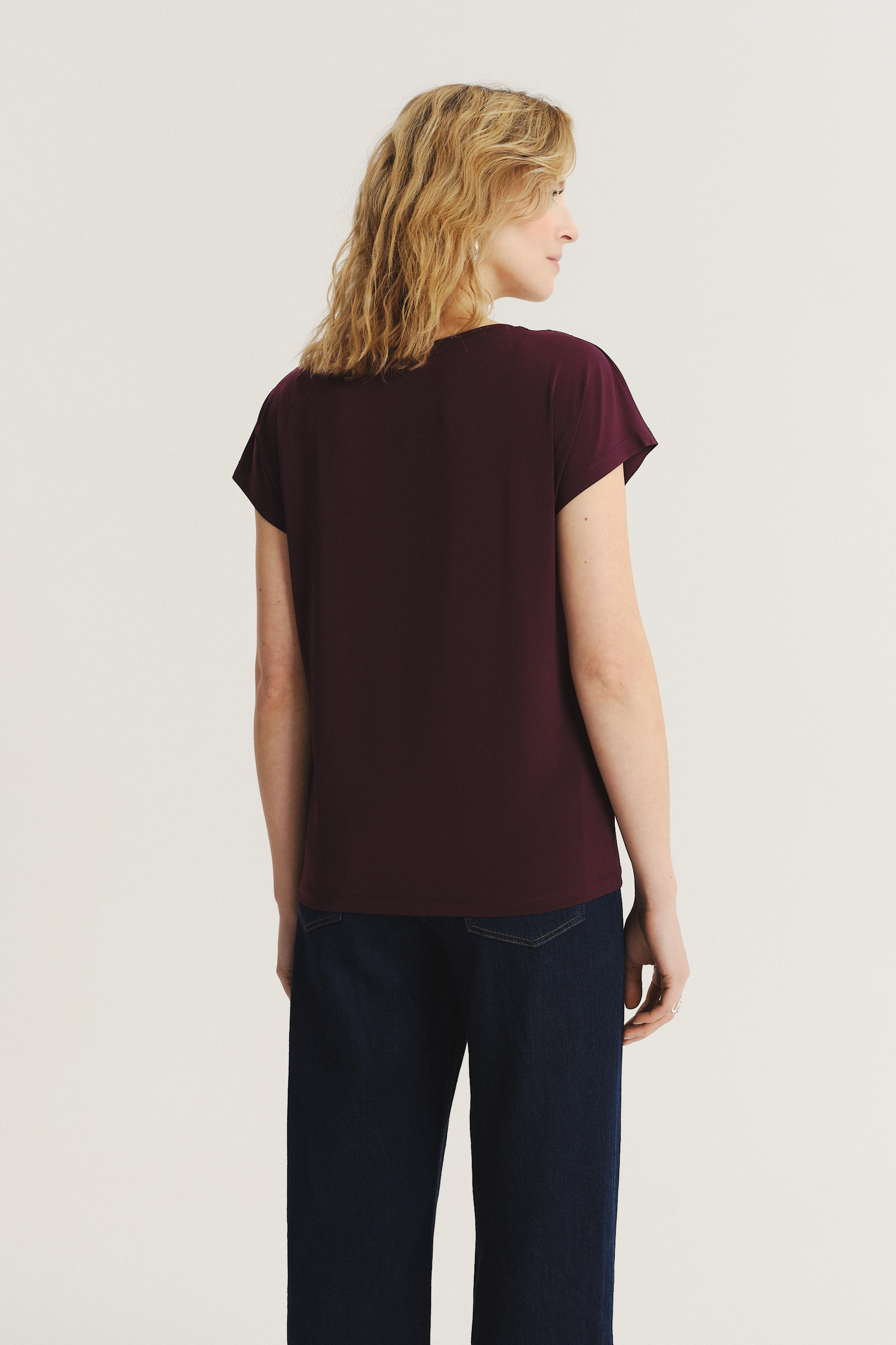 Ciemnofioletowy top z efektowną aplikacją z cekinów