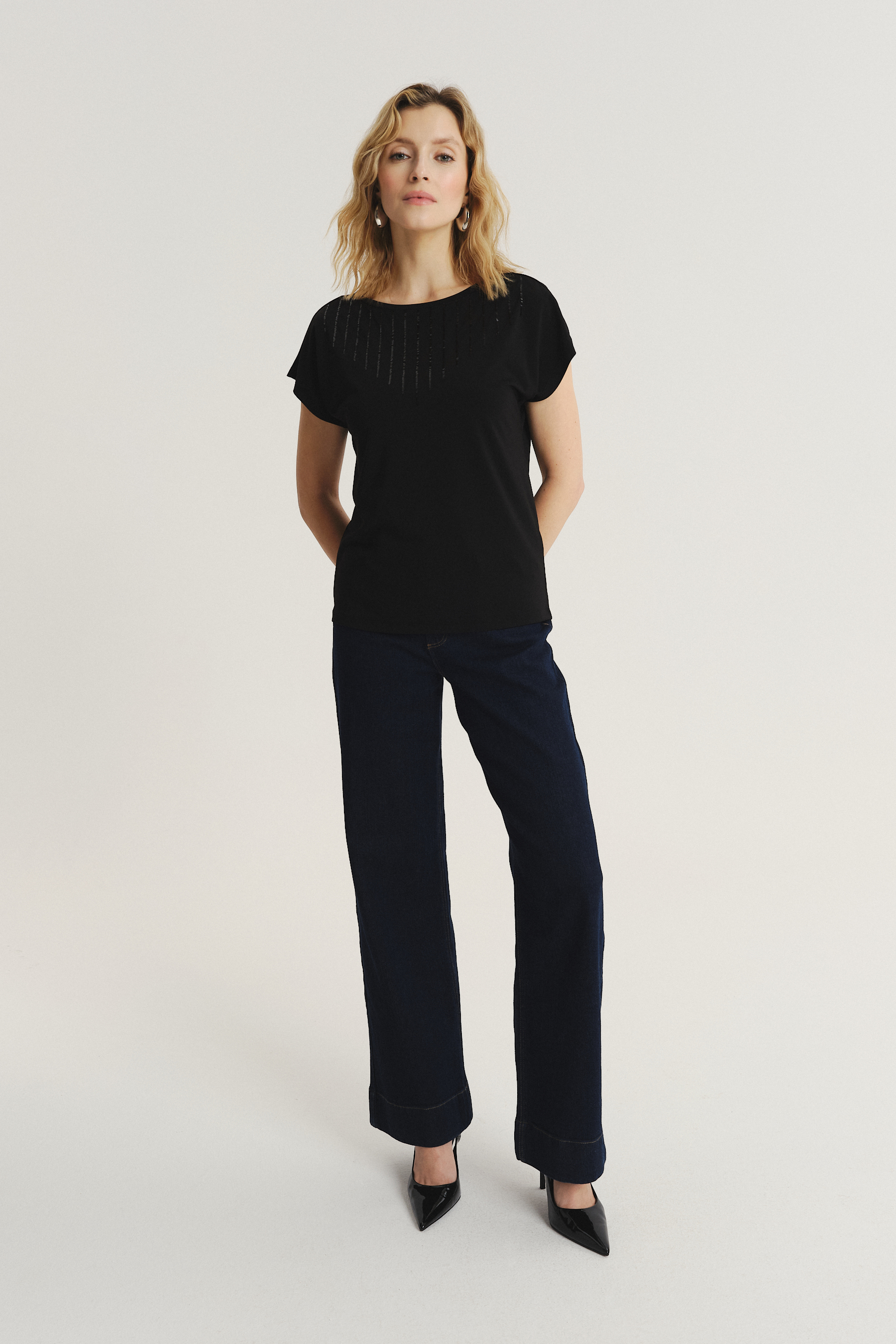 Czarny top z cekinową aplikacją