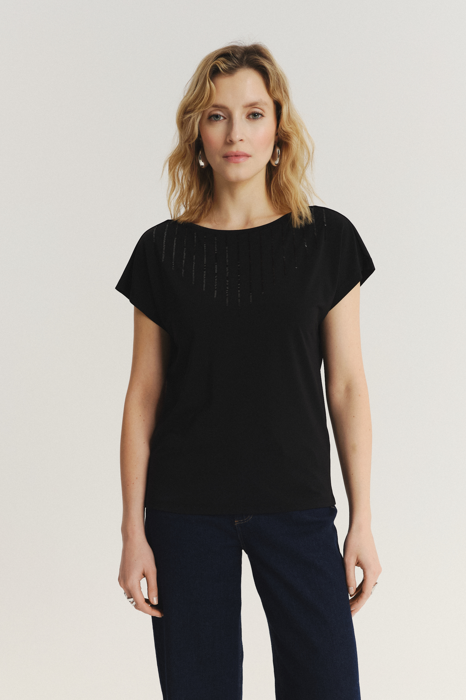 Czarny top z cekinową aplikacją