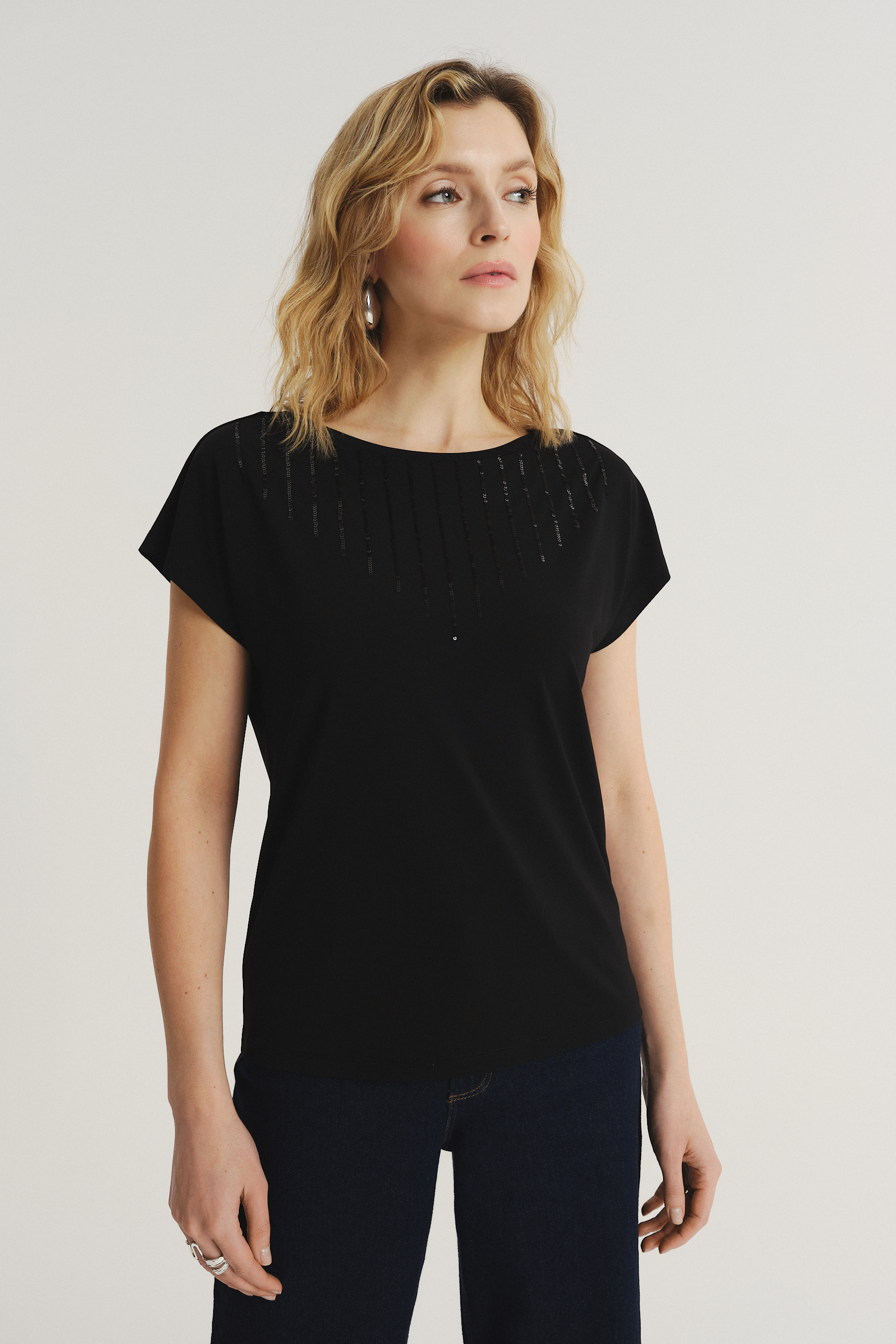 Czarny top z cekinową aplikacją