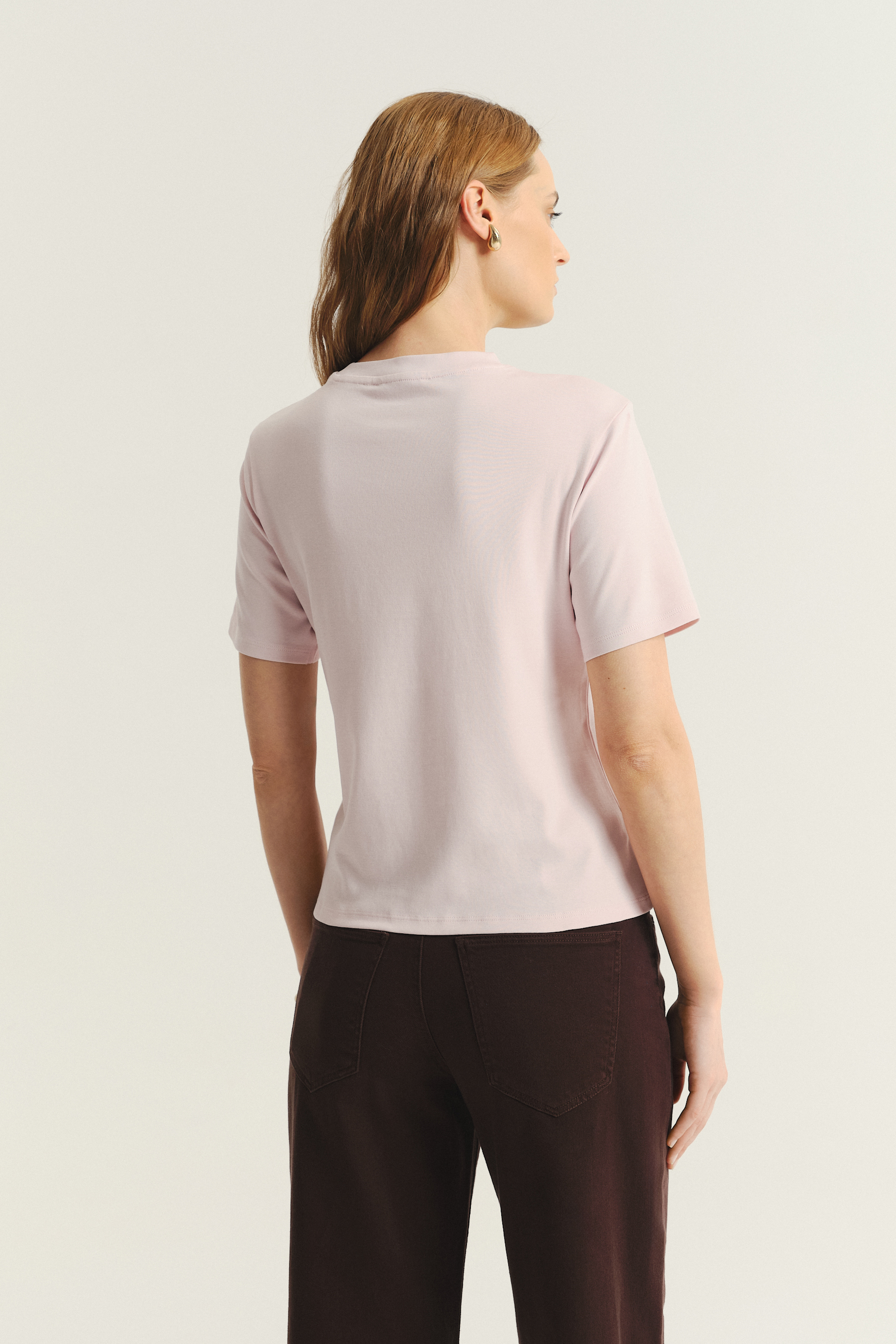 Basicowy t-shirt w pastelowym odcieniu różu
