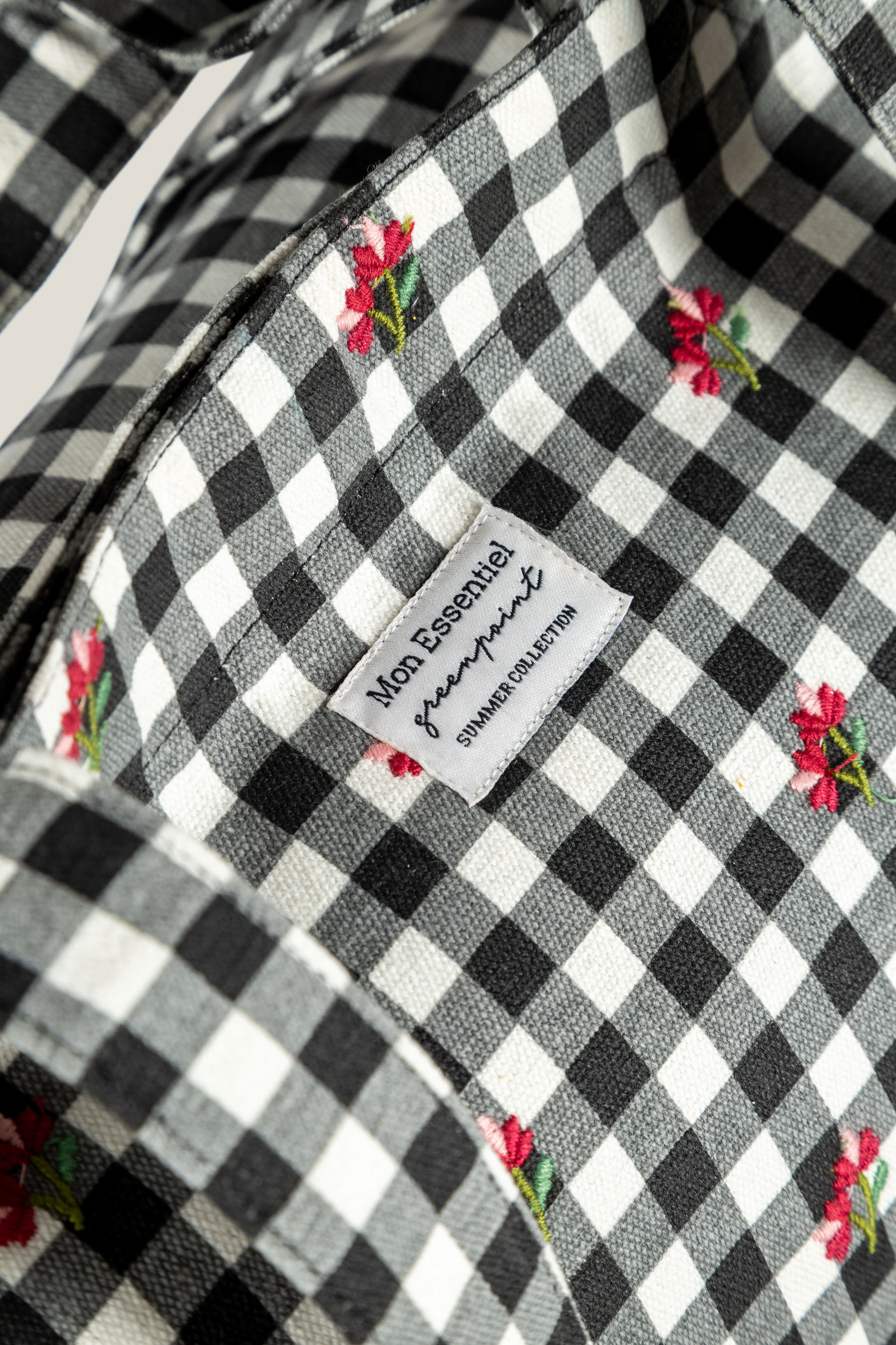 Biało-czarna torba z nadrukiem w kwiaty