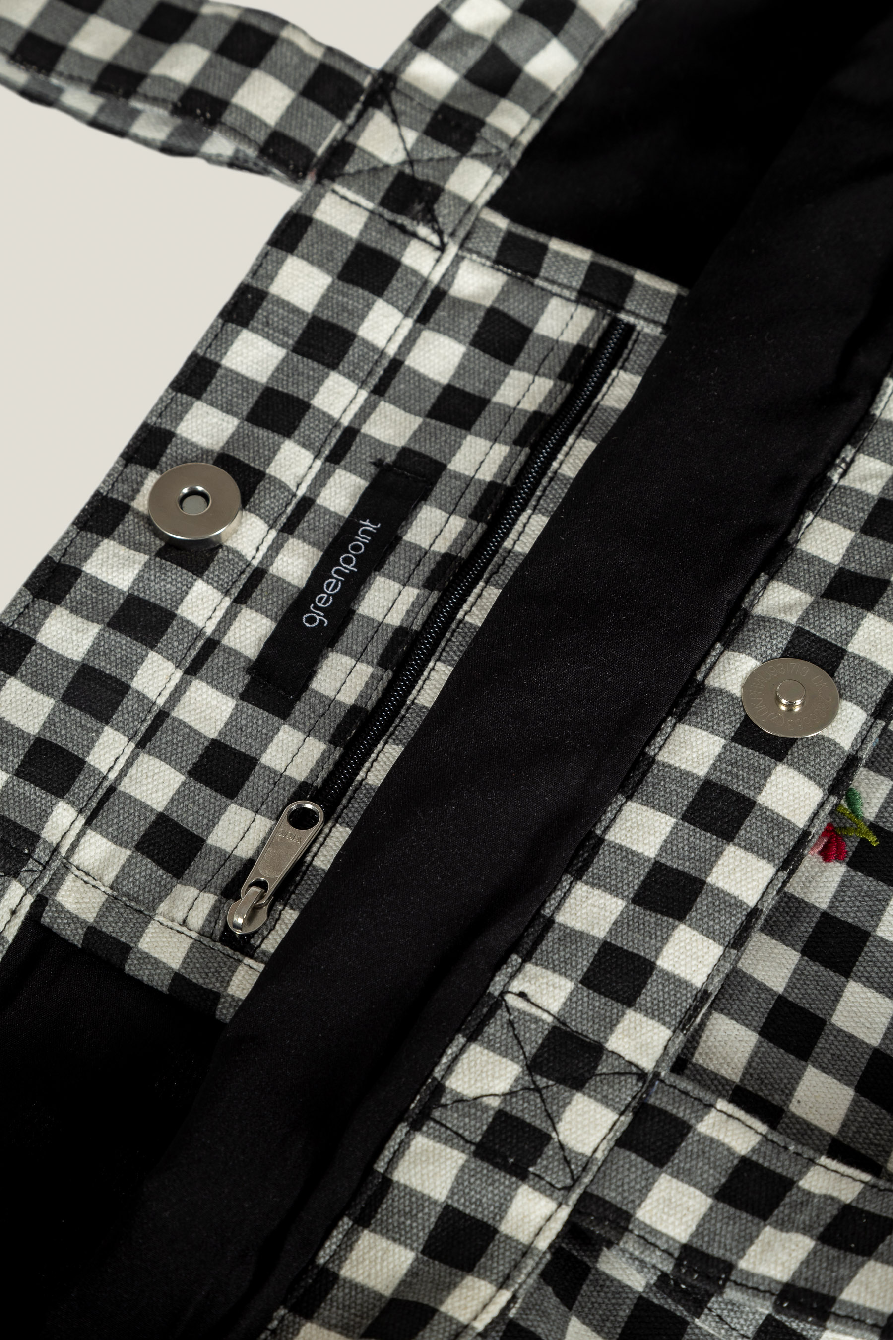 Biało-czarna torba z nadrukiem w kwiaty