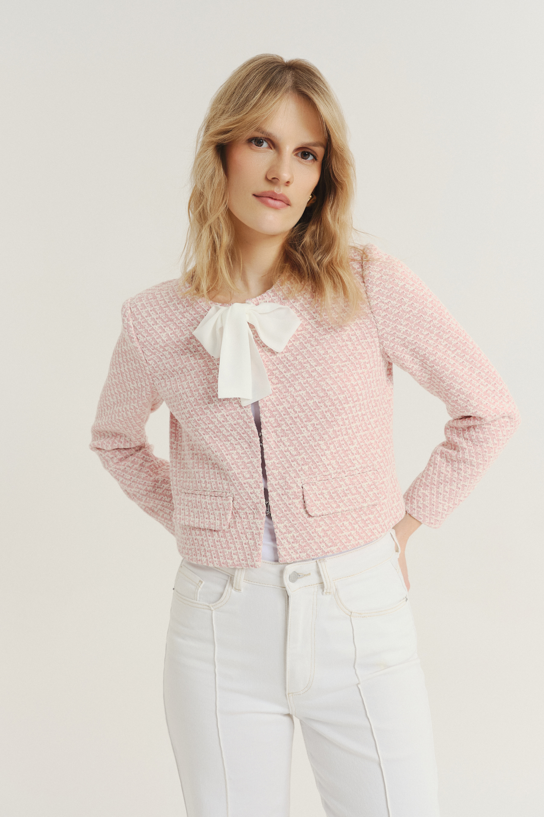 Krótki pudełkowy żakiet w jasnoróżowym kolorze