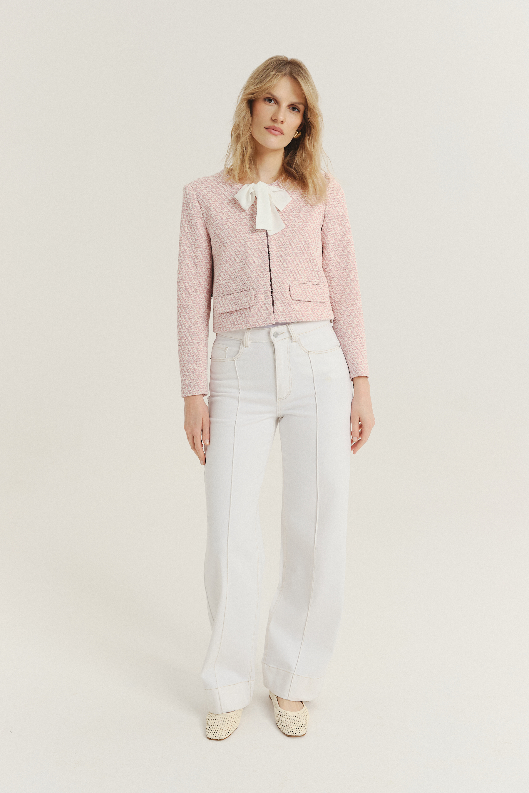 Krótki pudełkowy żakiet w jasnoróżowym kolorze
