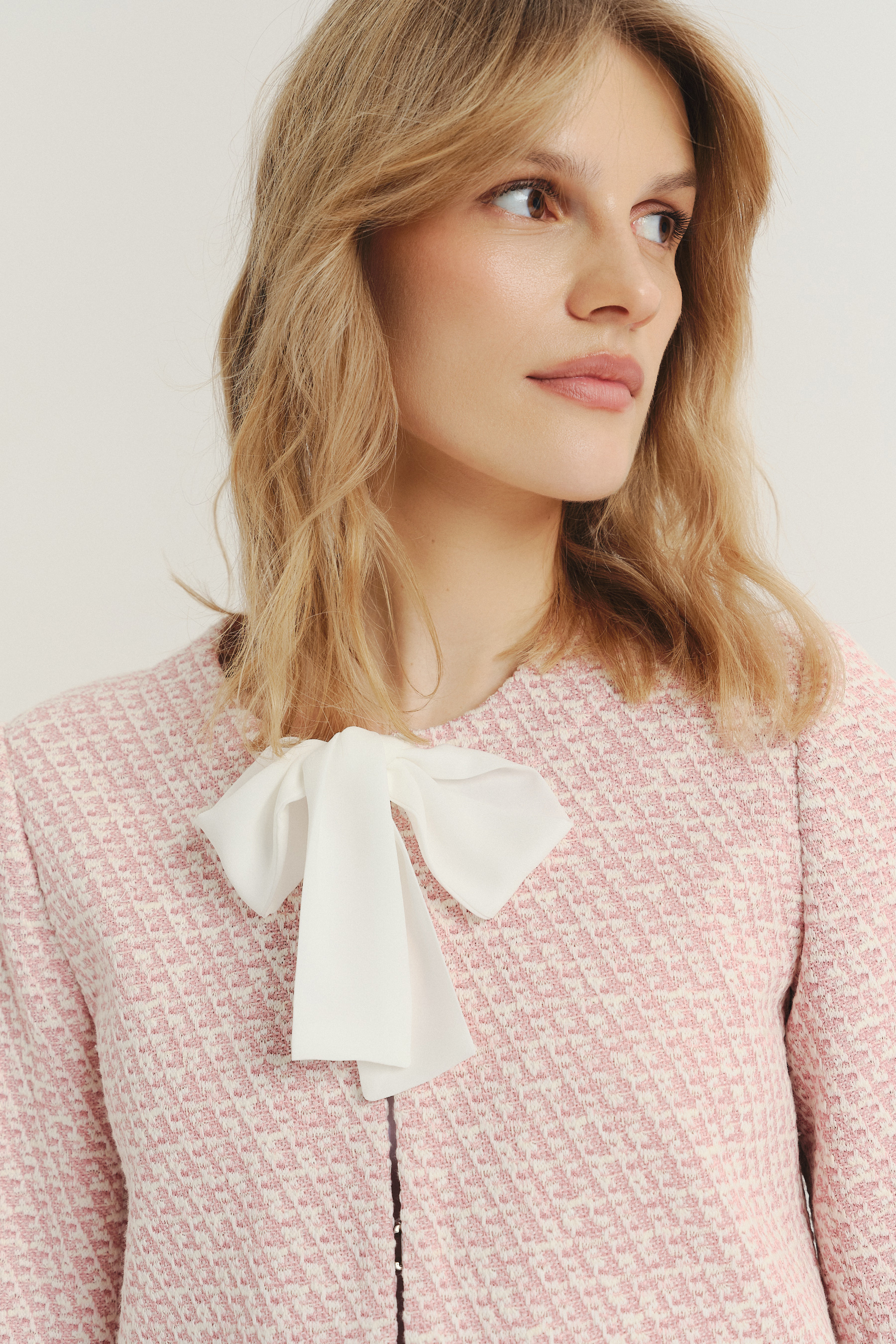 Krótki pudełkowy żakiet w jasnoróżowym kolorze