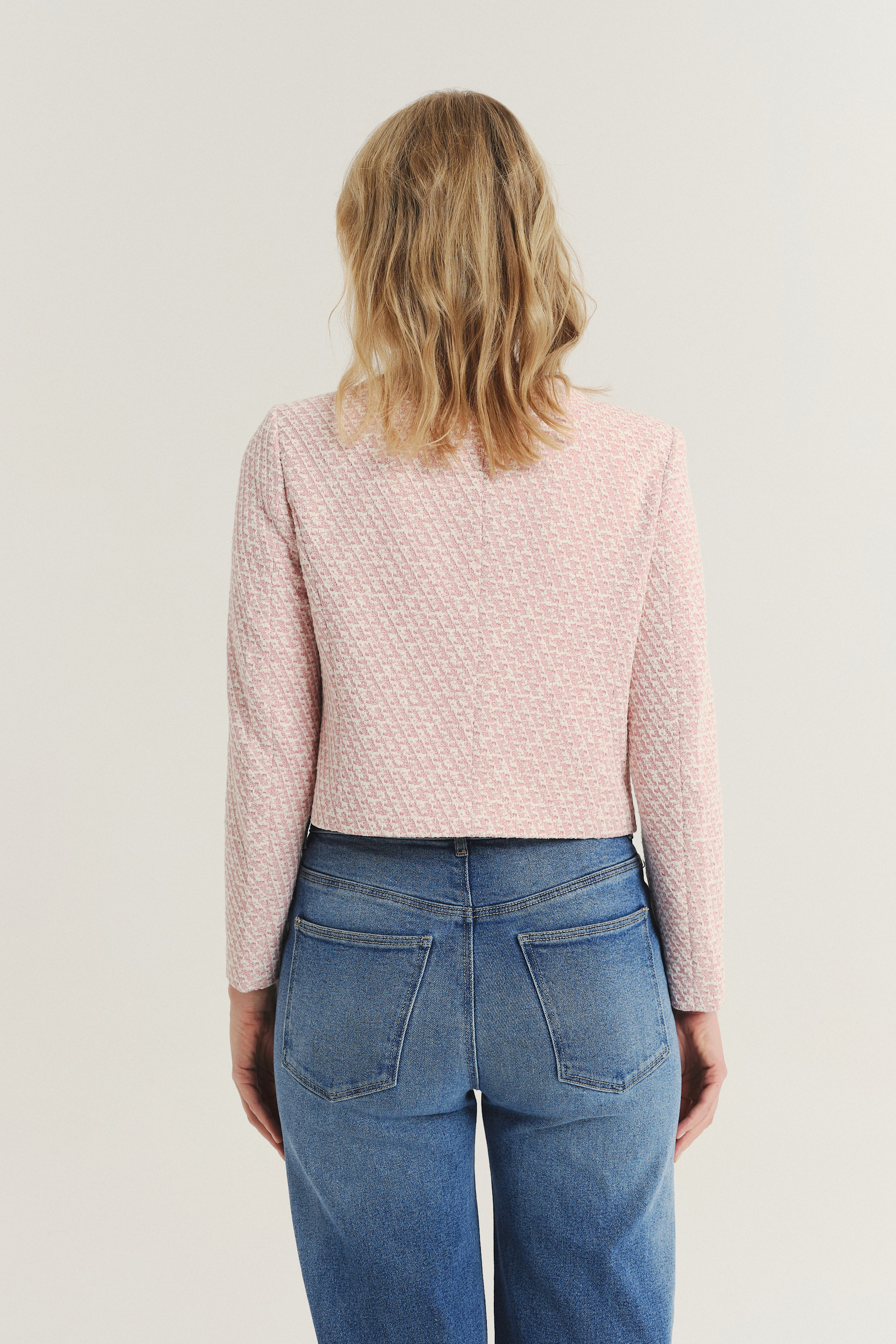 Krótki pudełkowy żakiet w jasnoróżowym kolorze