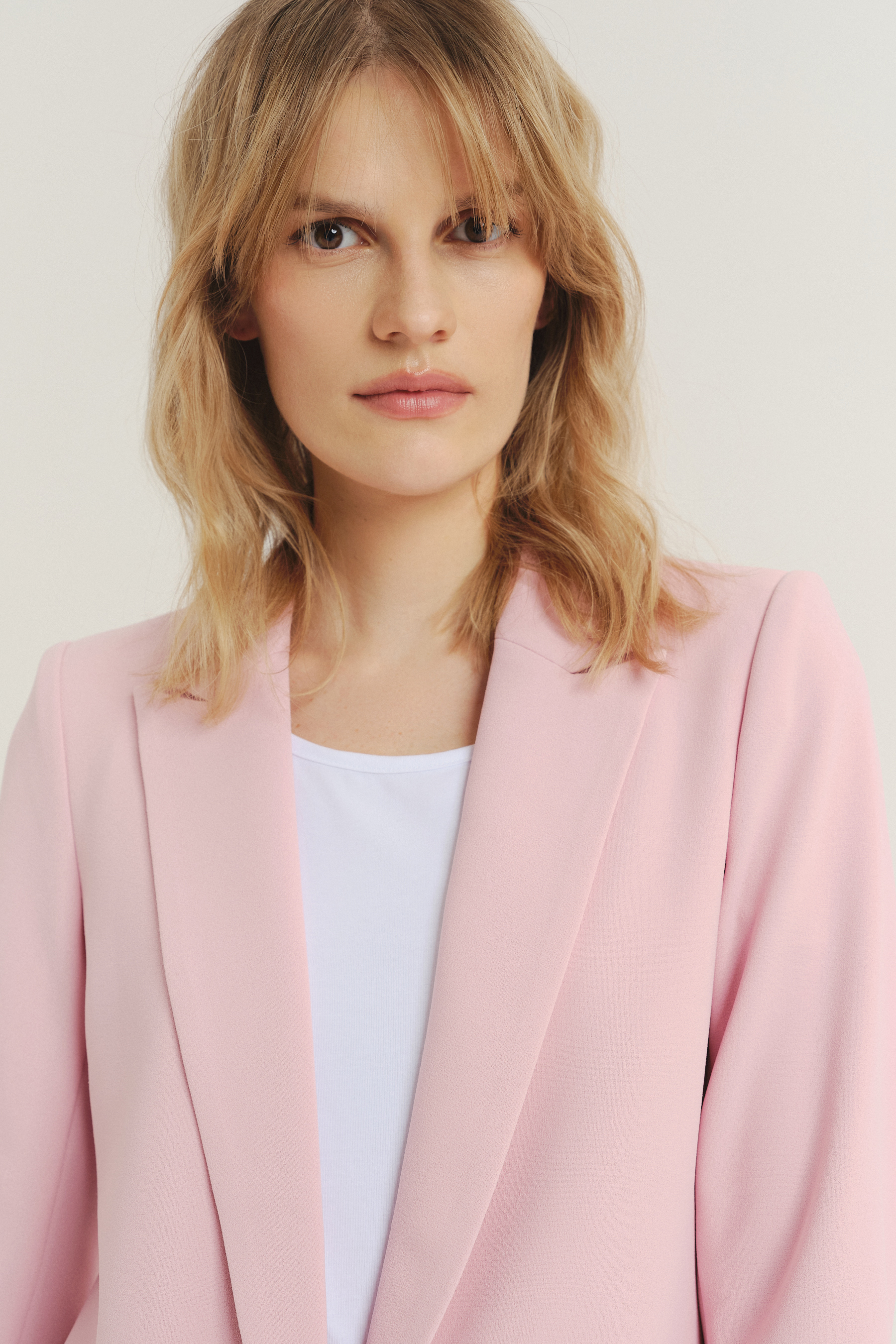 Klasyczna jasnoróżowa marynarka