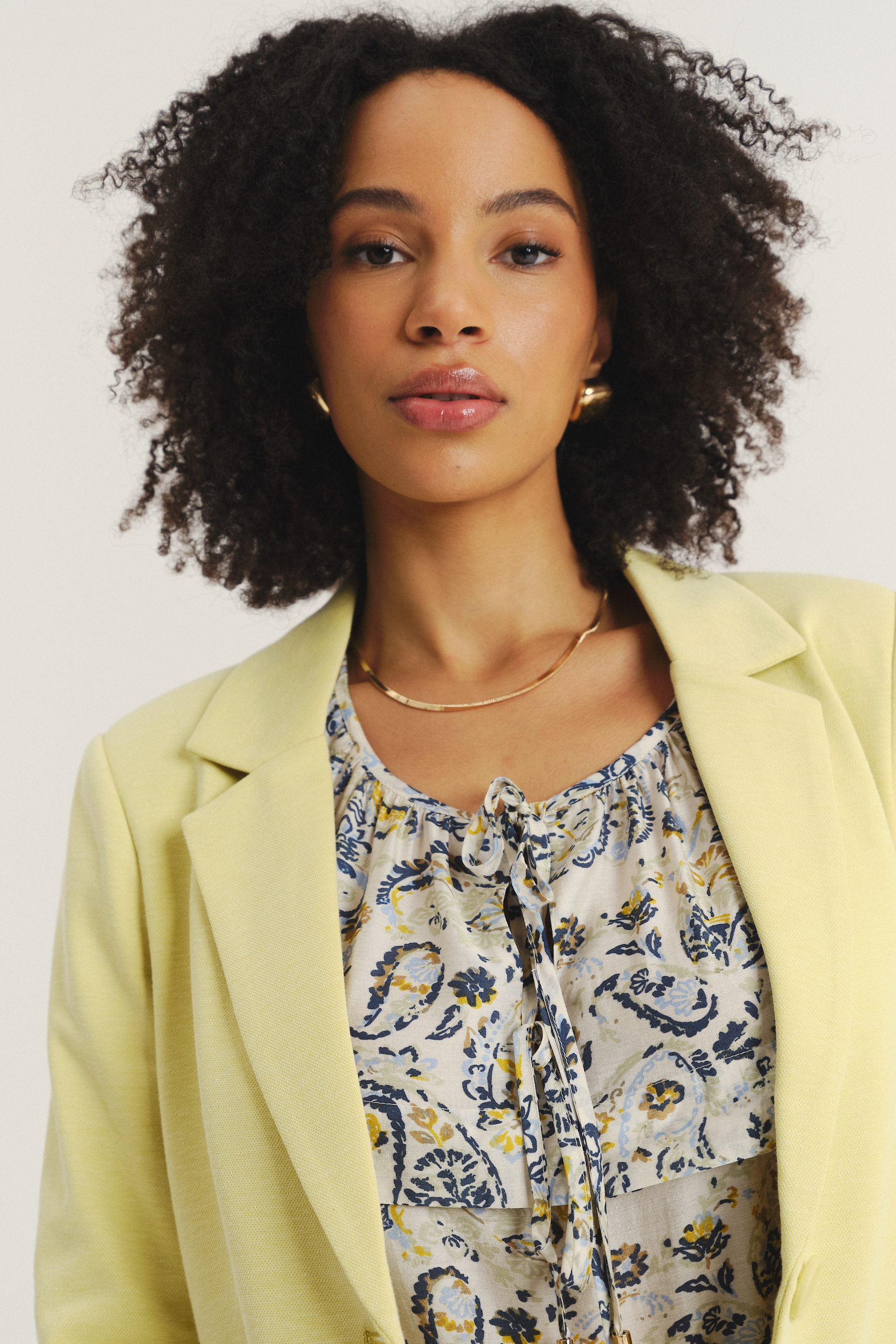 Jednorzędowa marynarka w cytrynowym kolorze