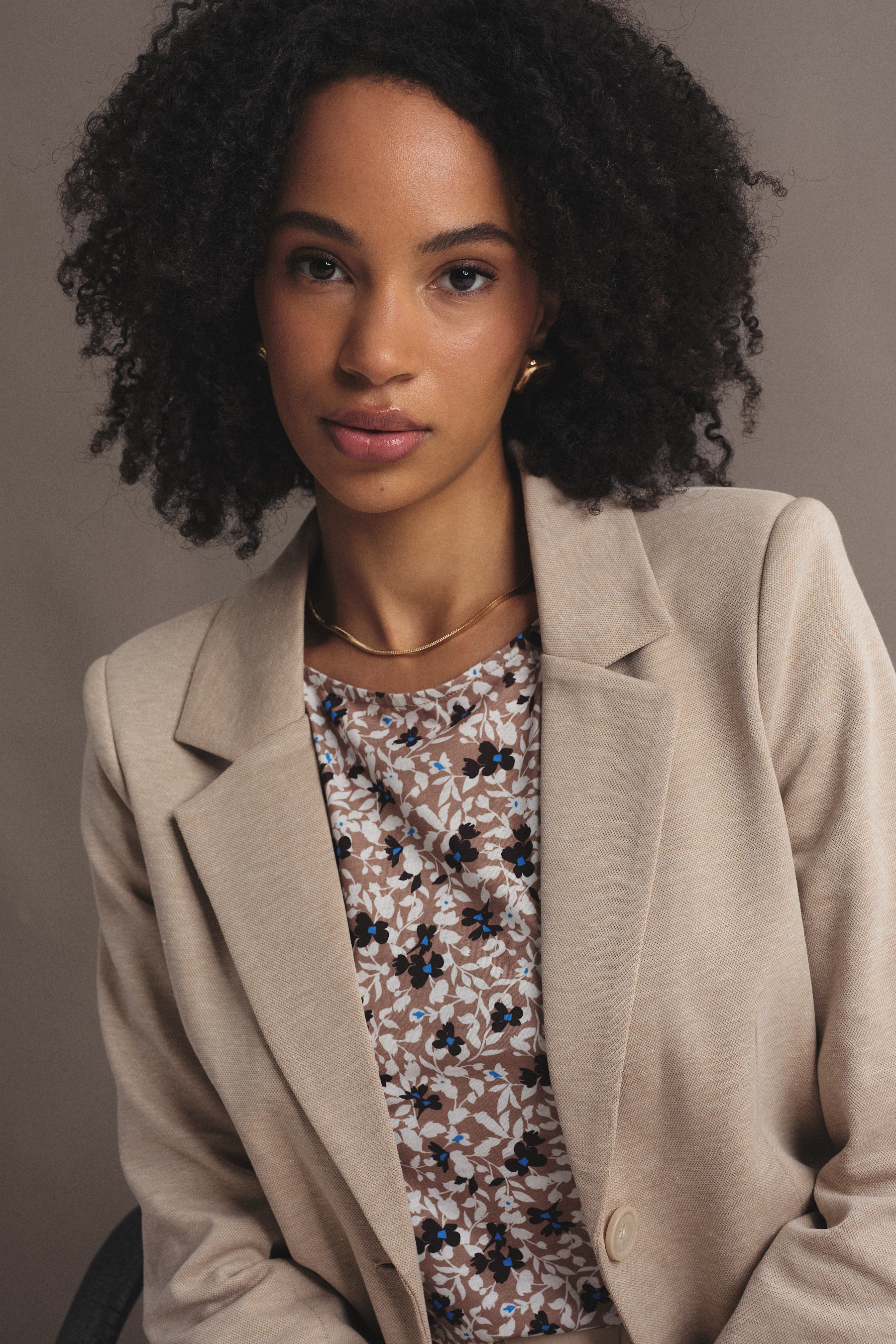 Klasyczna marynarka w beżowym kolorze