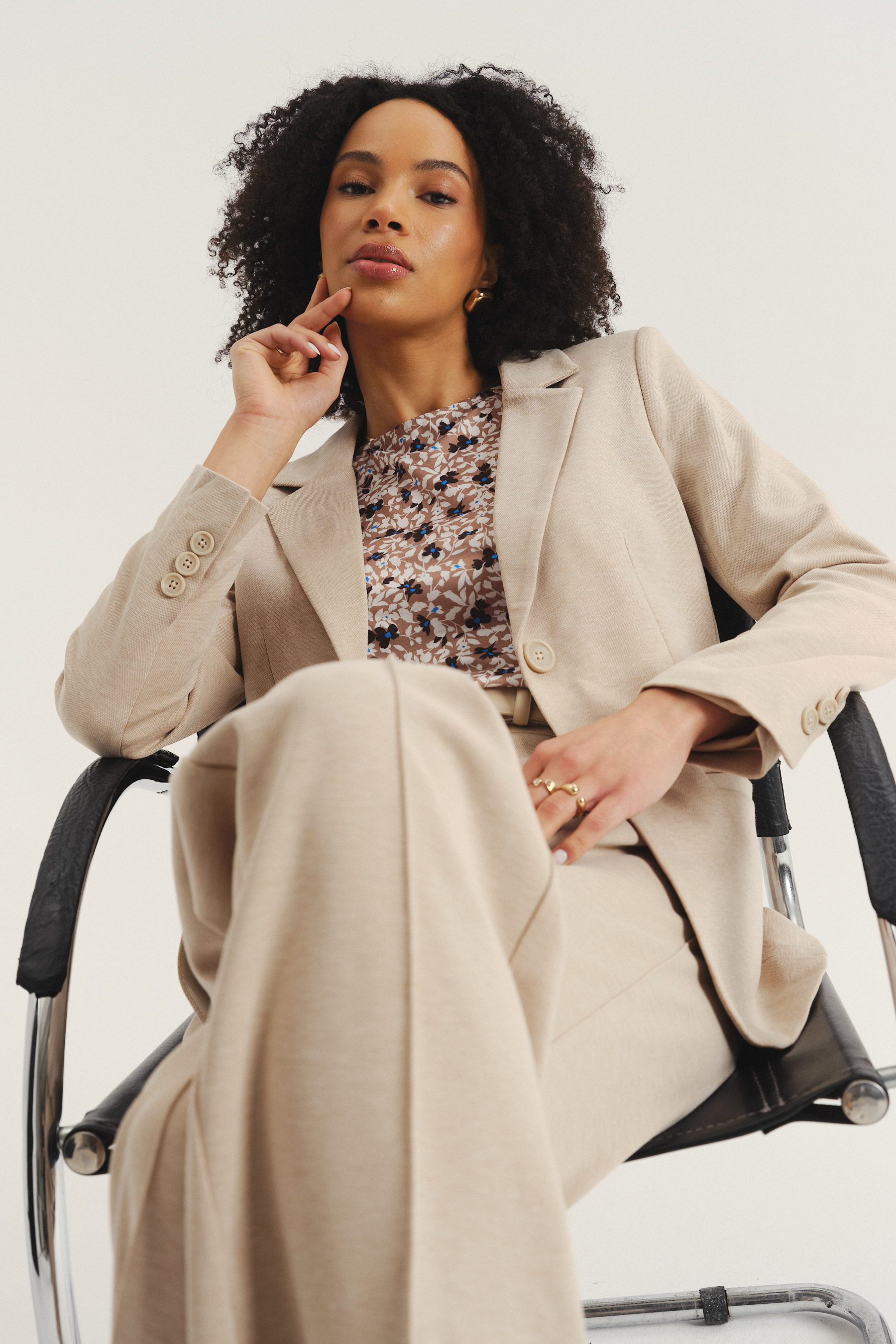 Klasyczna marynarka w beżowym kolorze