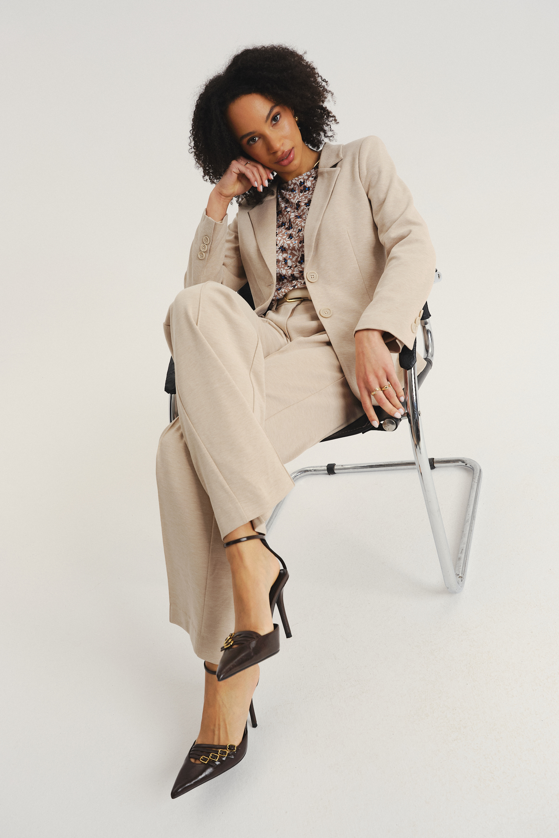 Klasyczna marynarka w beżowym kolorze