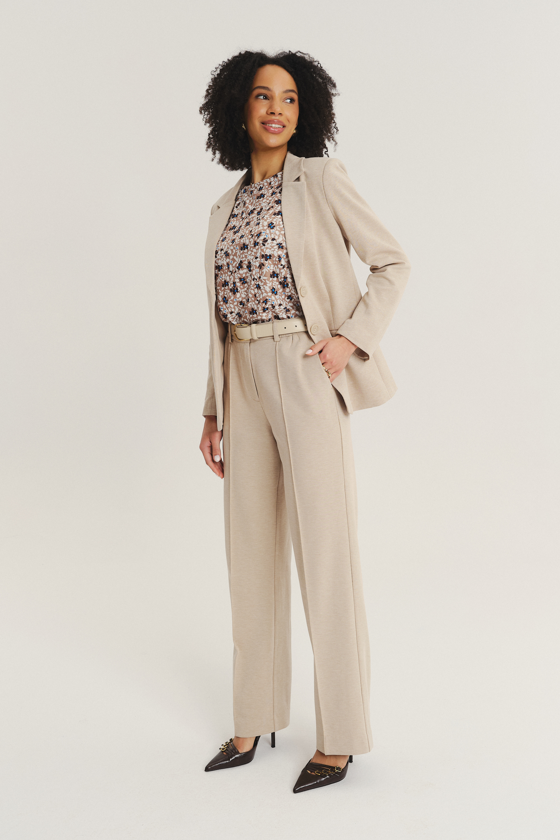 Klasyczna marynarka w beżowym kolorze