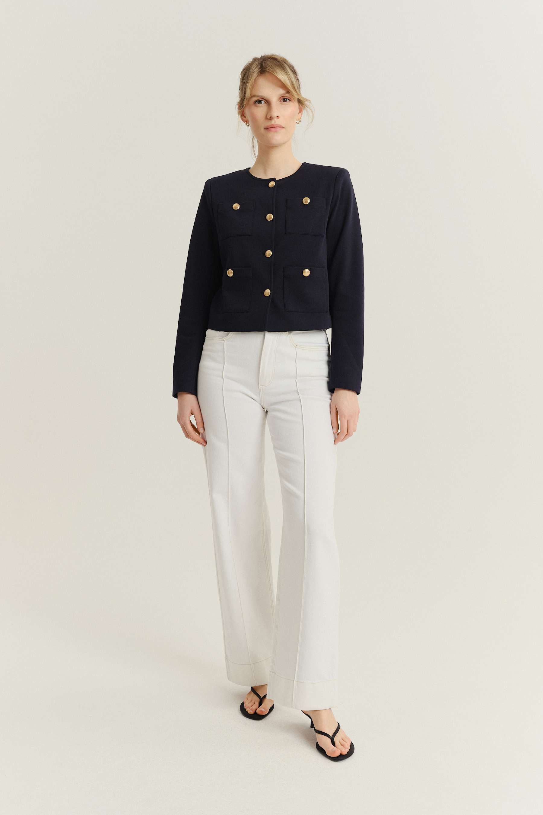 Elegancki krótki żakiet w granatowym kolorze