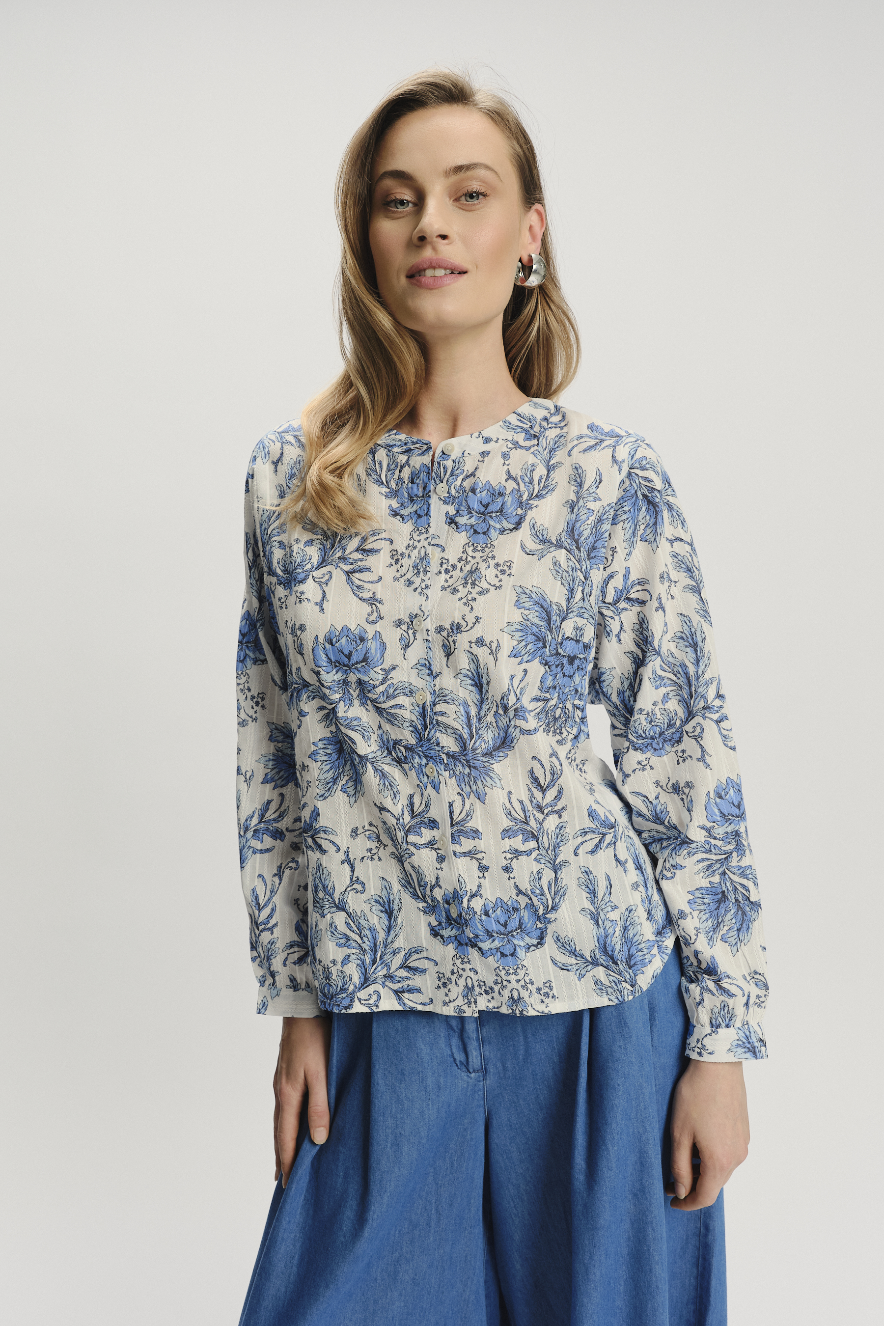 Elegancka bluzka w kwiaty z podkreśloną talią