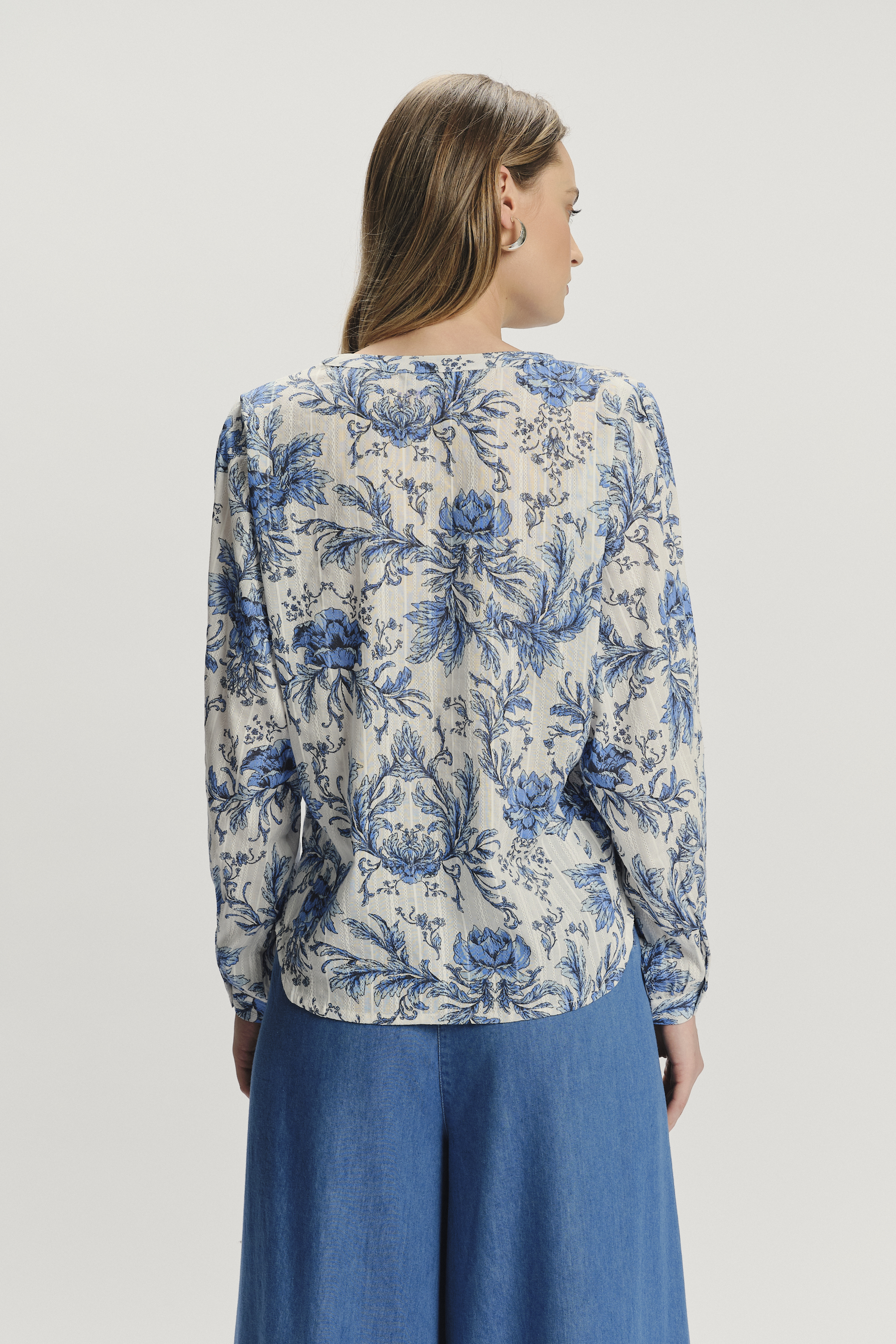 Elegancka bluzka w kwiaty z podkreśloną talią