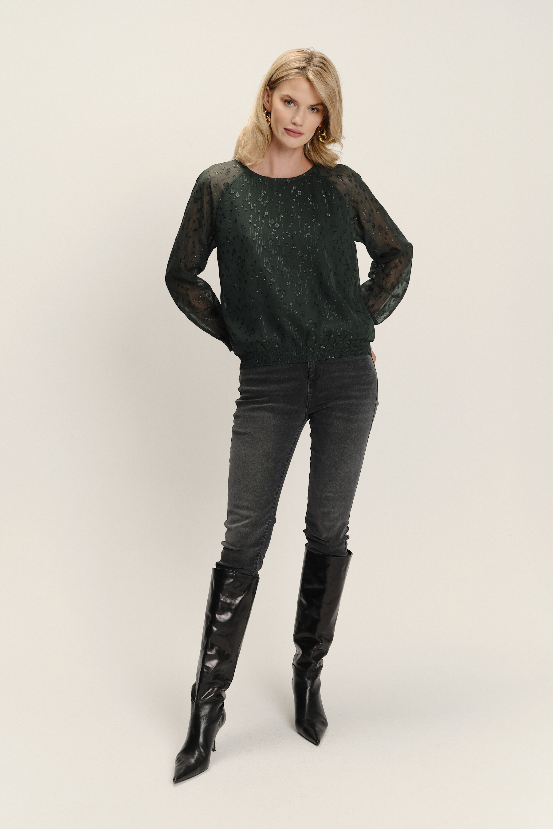 Ciemnozielona bluzka z delikatnym nadrukiem i lekko transparentnymi rękawami