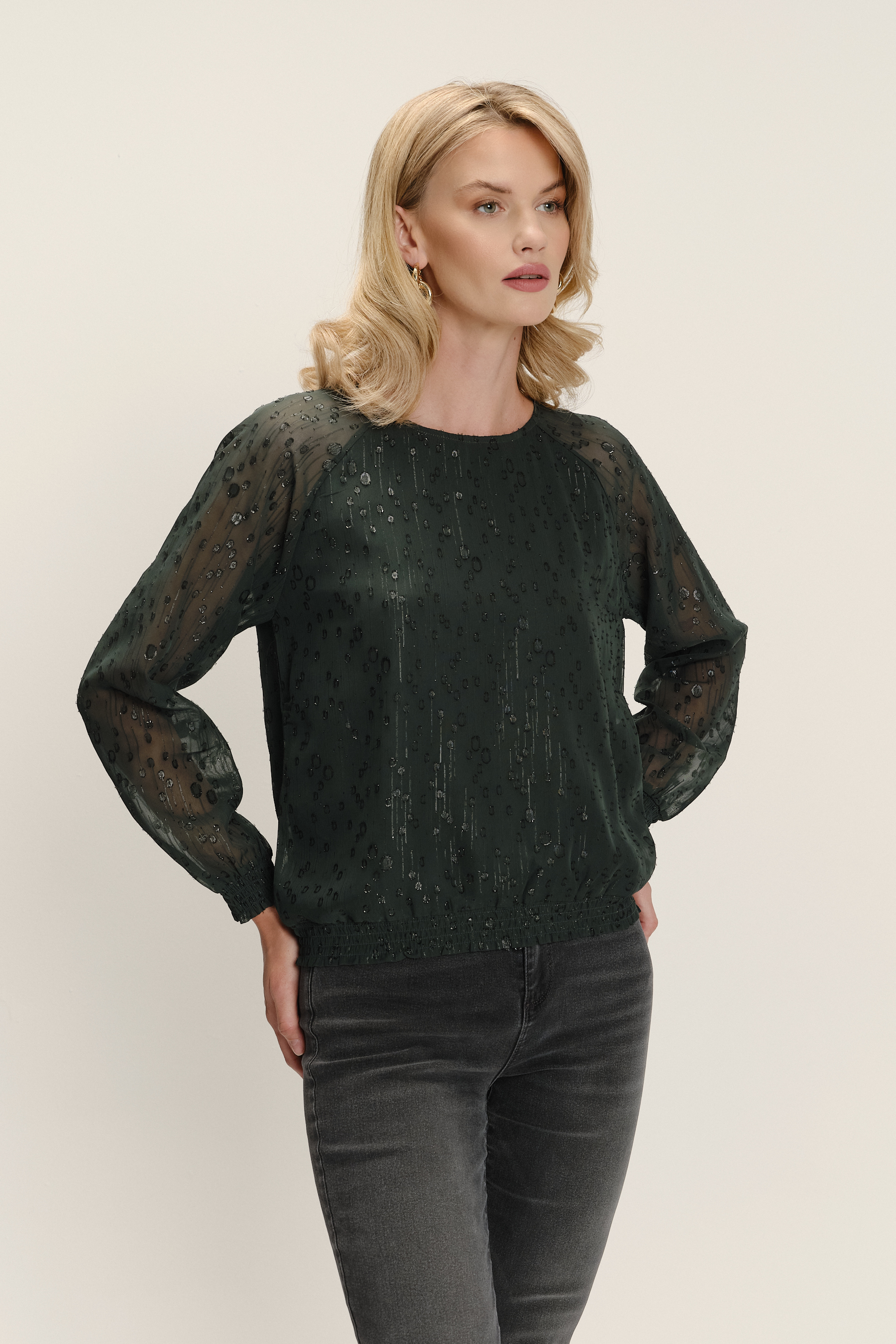 Ciemnozielona bluzka z delikatnym nadrukiem i lekko transparentnymi rękawami