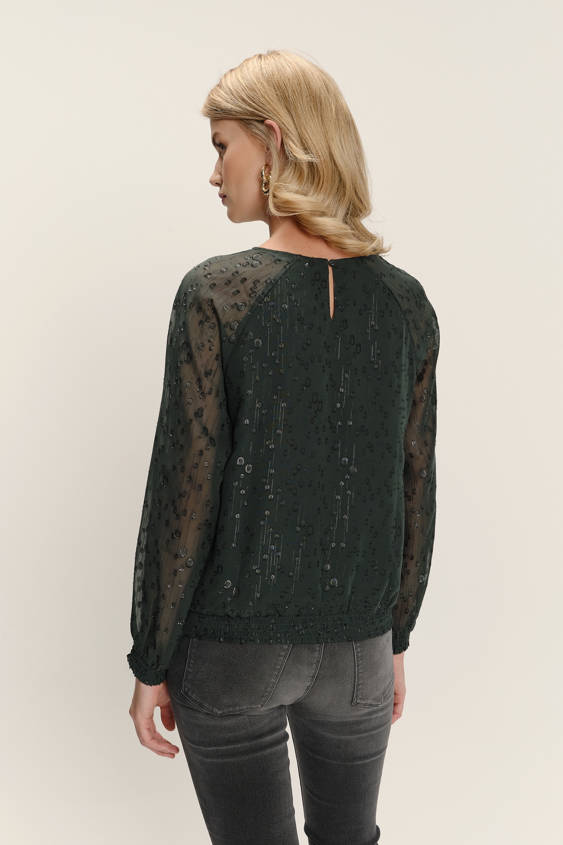Ciemnozielona bluzka z delikatnym nadrukiem i lekko transparentnymi rękawami