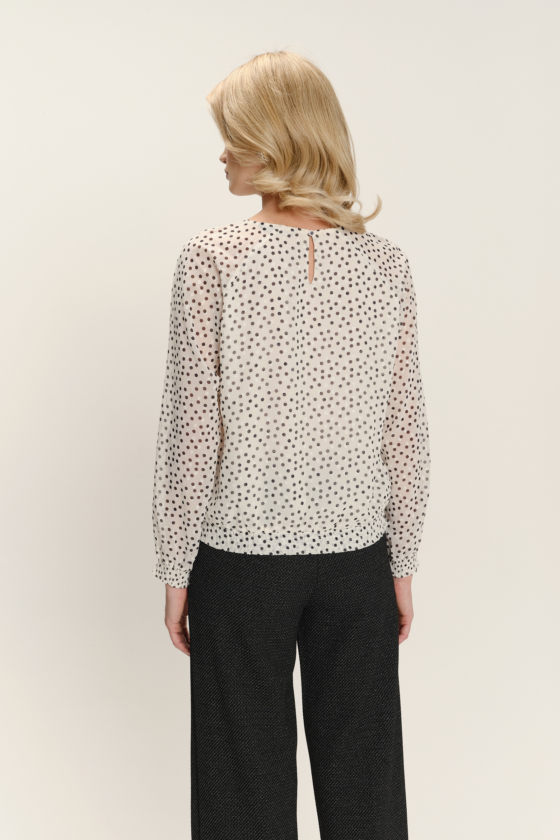 Biała bluzka z zapięciem typu łezka nadruk w kropki