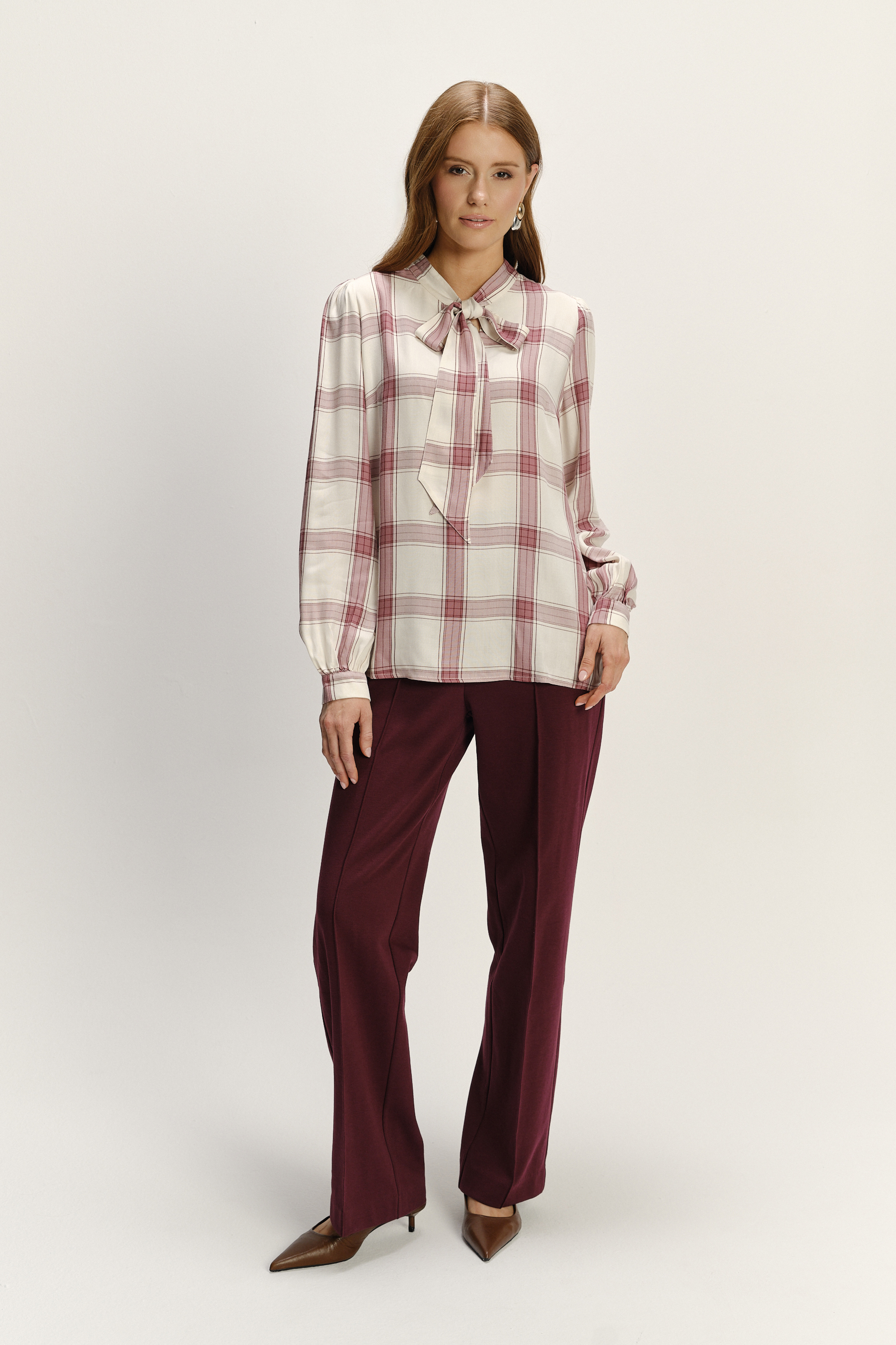 Stylowa biała bluzka z ozdobnym wiązaniem nadruk w kratę