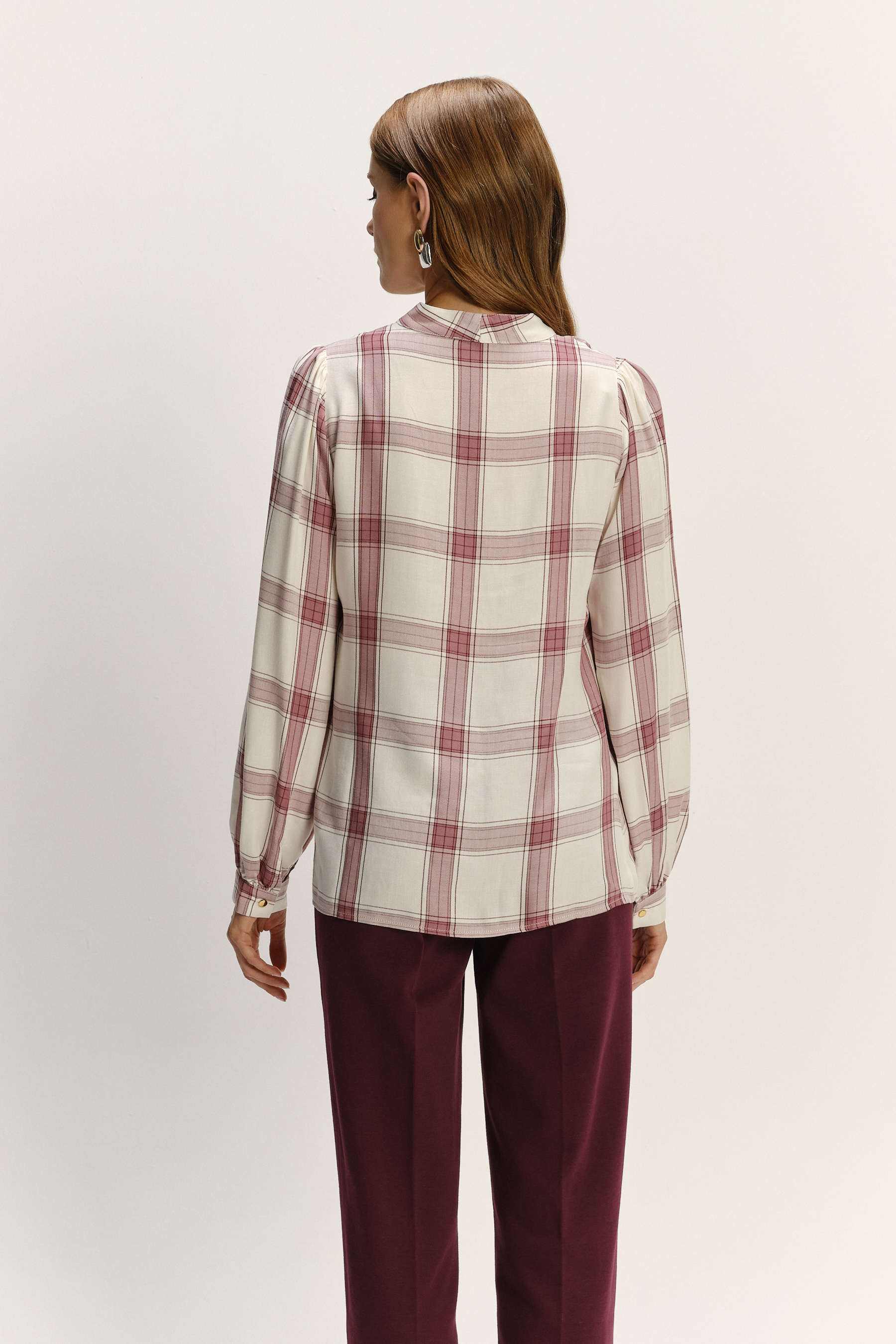 Stylowa biała bluzka z ozdobnym wiązaniem nadruk w kratę