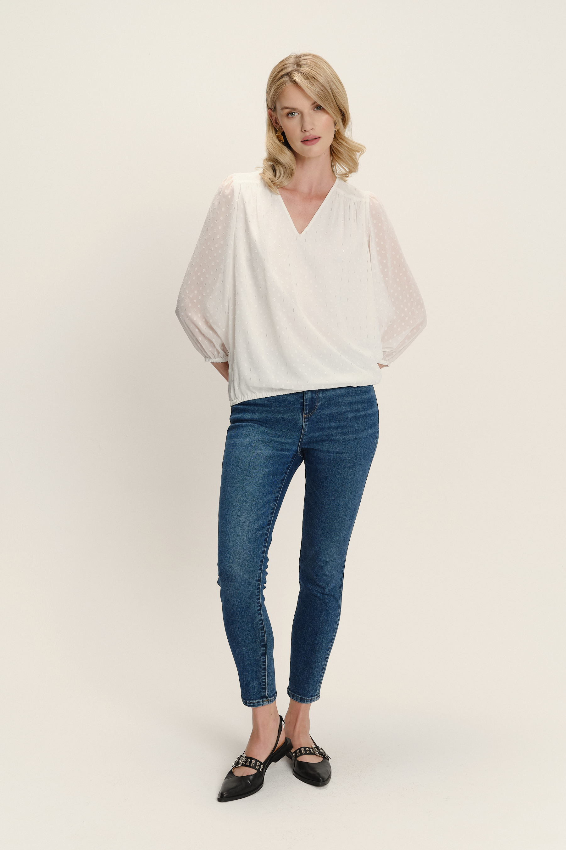 Stylowa biała bluzka z dekoltem w V i półtransparentnymi rękawami 