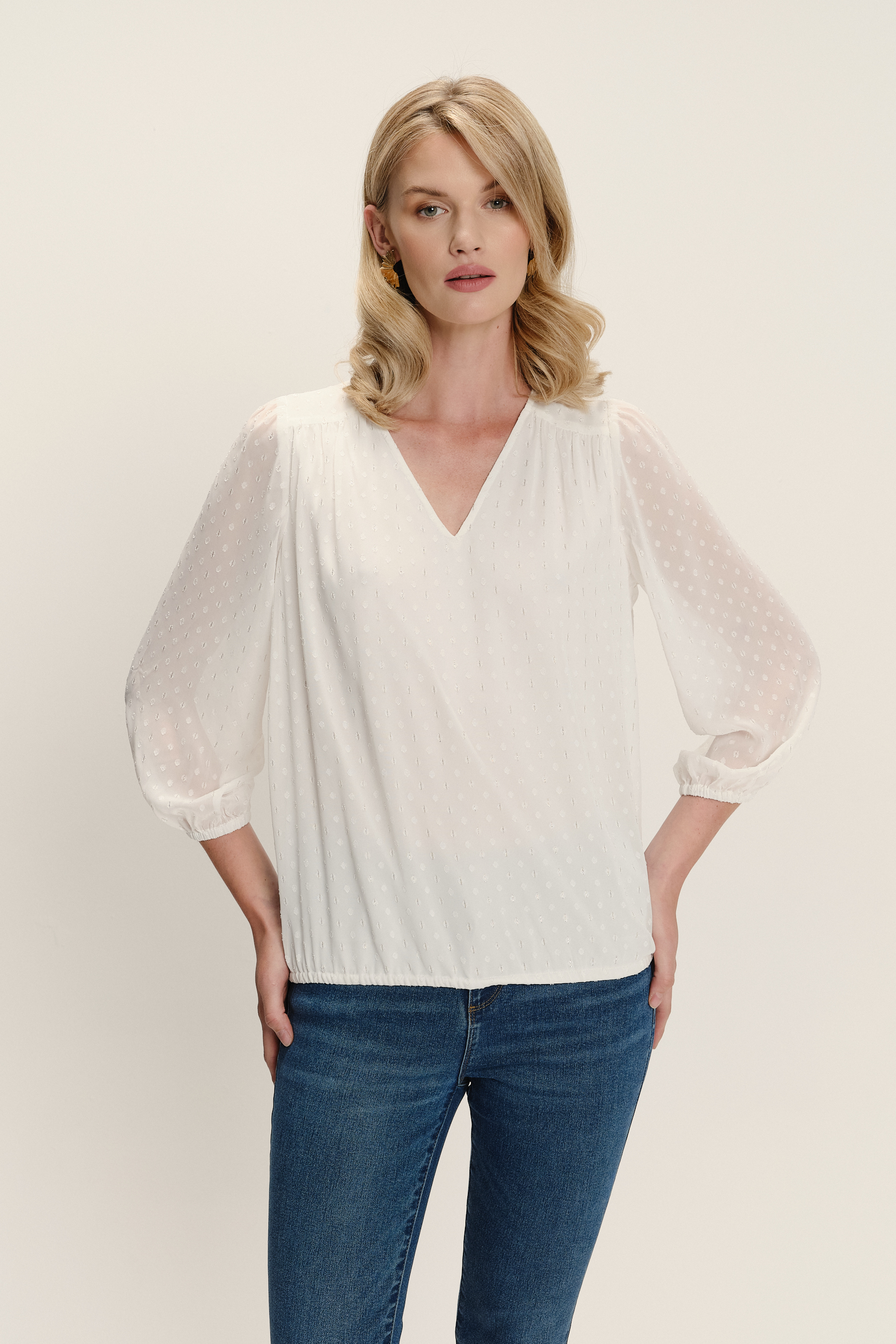 Stylowa biała bluzka z dekoltem w V i półtransparentnymi rękawami 